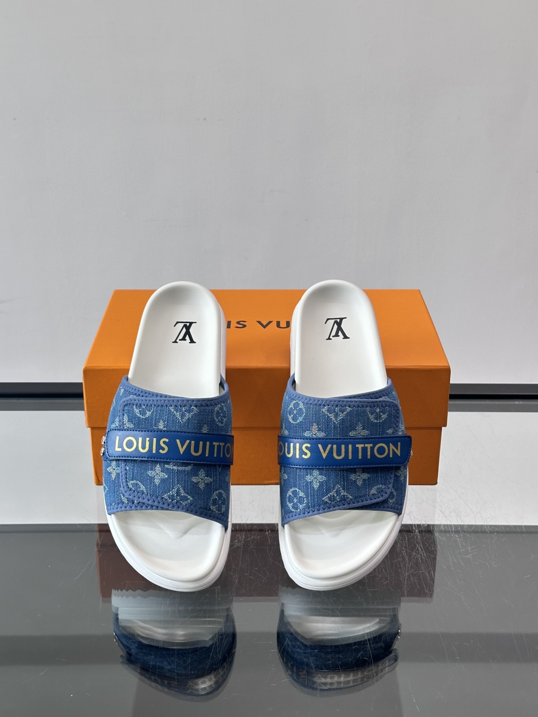 LV Isola系列男士拖鞋，经典Monogram老花帆布➕牛皮饰带，品牌感满满！橡胶鞋底，轻便又舒适，