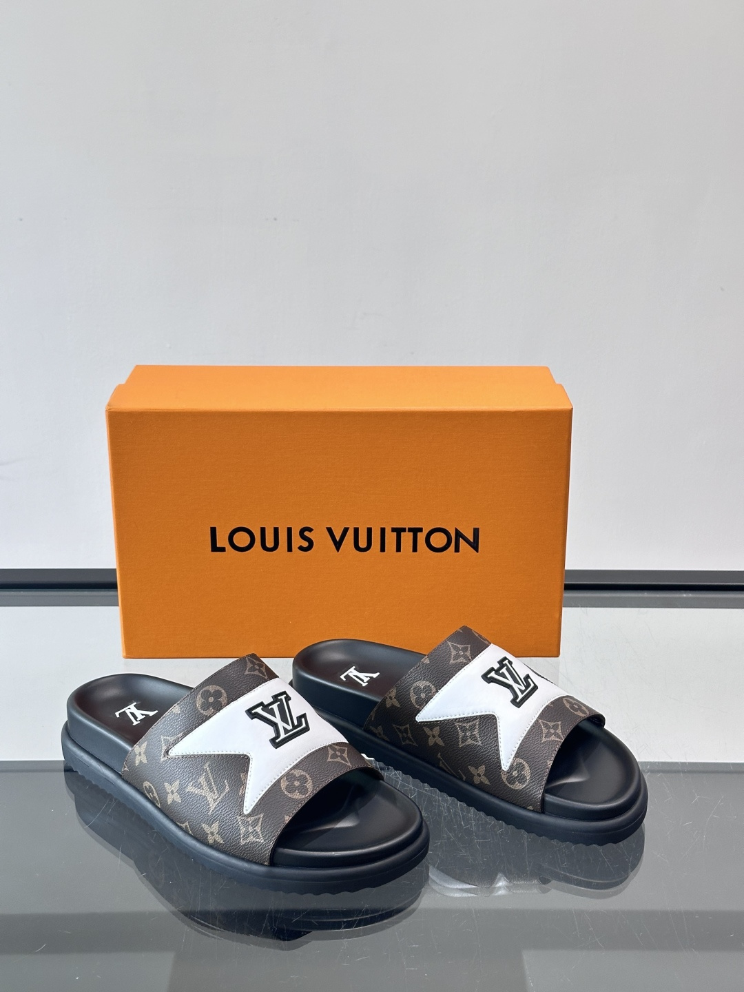 LV Isola凉拖鞋采用经典Monogram老花帆布➕牛皮拼接，搭配橡胶鞋底，简约又有辨识度。鞋面LV