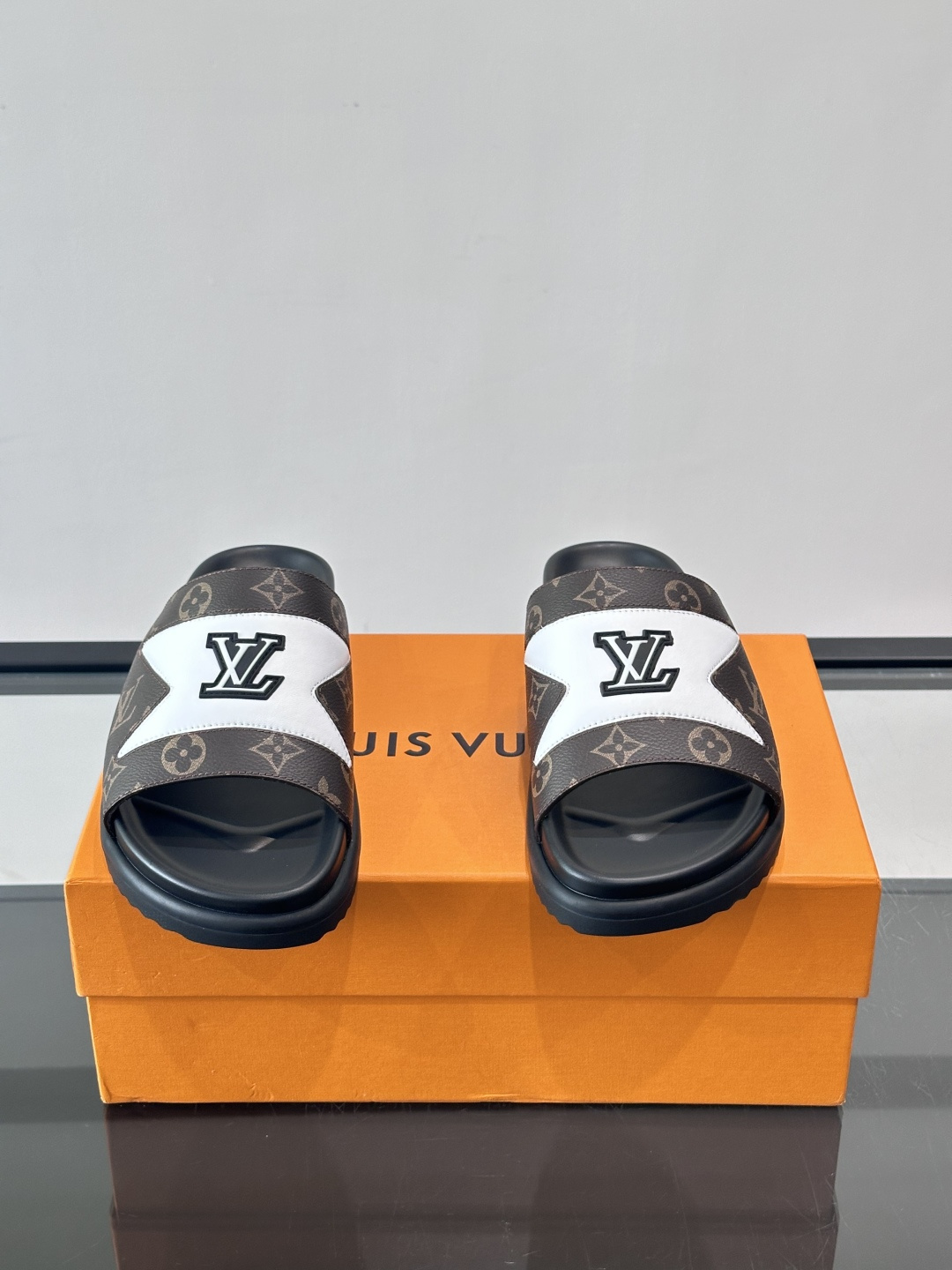 LV Isola凉拖鞋采用经典Monogram老花帆布➕牛皮拼接，搭配橡胶鞋底，简约又有辨识度。鞋面LV