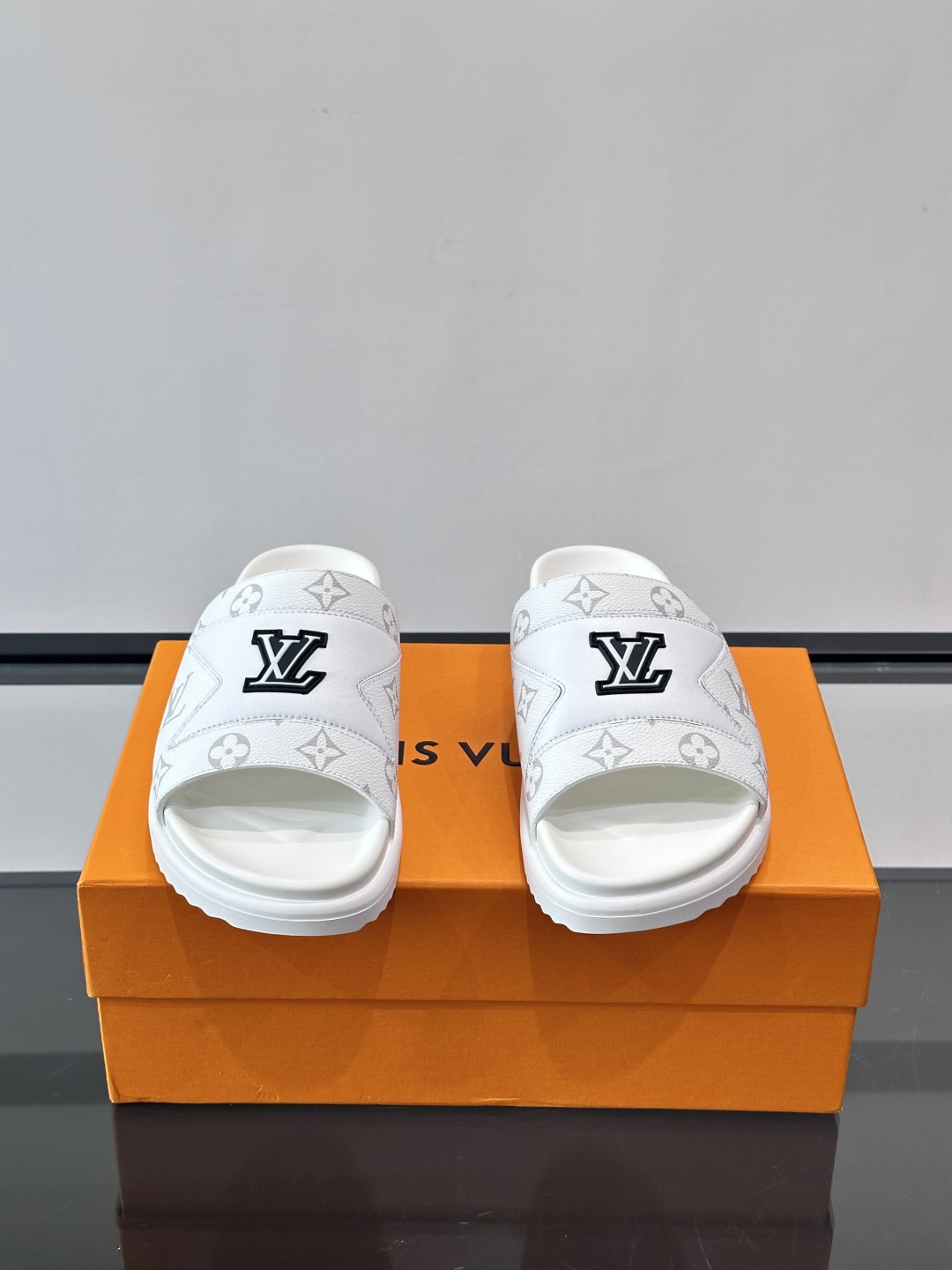 LV Isola凉拖鞋采用经典Monogram老花帆布➕牛皮拼接，搭配橡胶鞋底，简约又有辨识度。鞋面LV