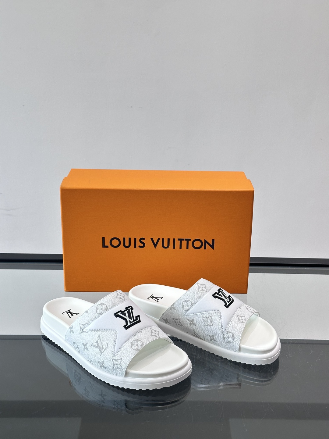 LV Isola凉拖鞋采用经典Monogram老花帆布➕牛皮拼接，搭配橡胶鞋底，简约又有辨识度。鞋面LV