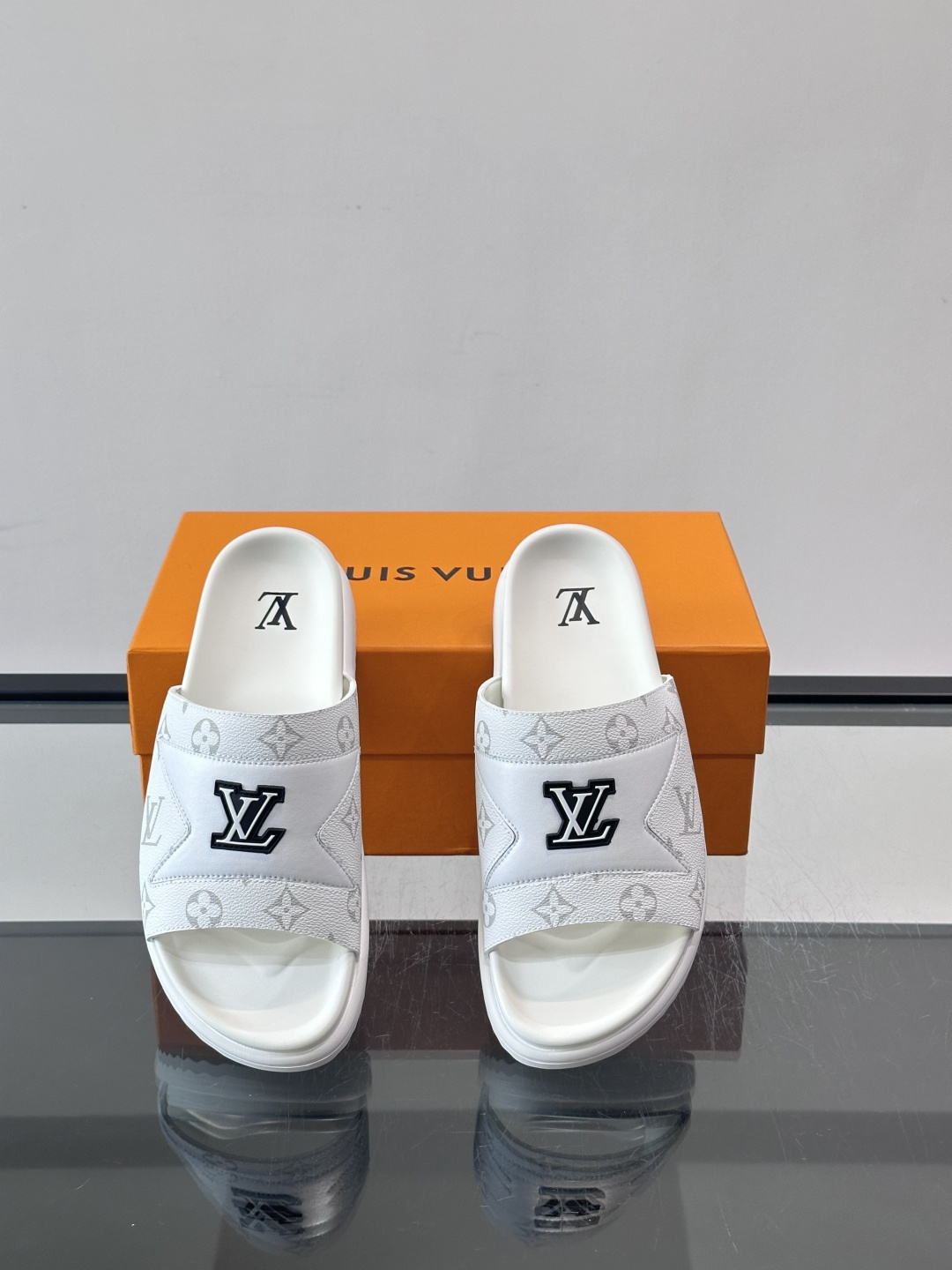 LV Isola凉拖鞋采用经典Monogram老花帆布➕牛皮拼接，搭配橡胶鞋底，简约又有辨识度。鞋面LV