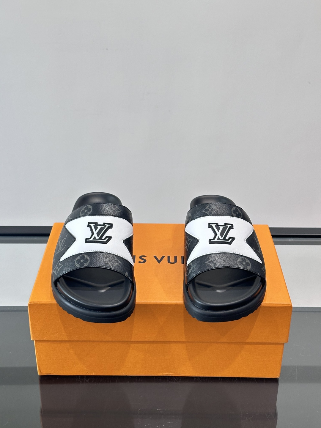 LV Isola凉拖鞋采用经典Monogram老花帆布➕牛皮拼接，搭配橡胶鞋底，简约又有辨识度。鞋面LV