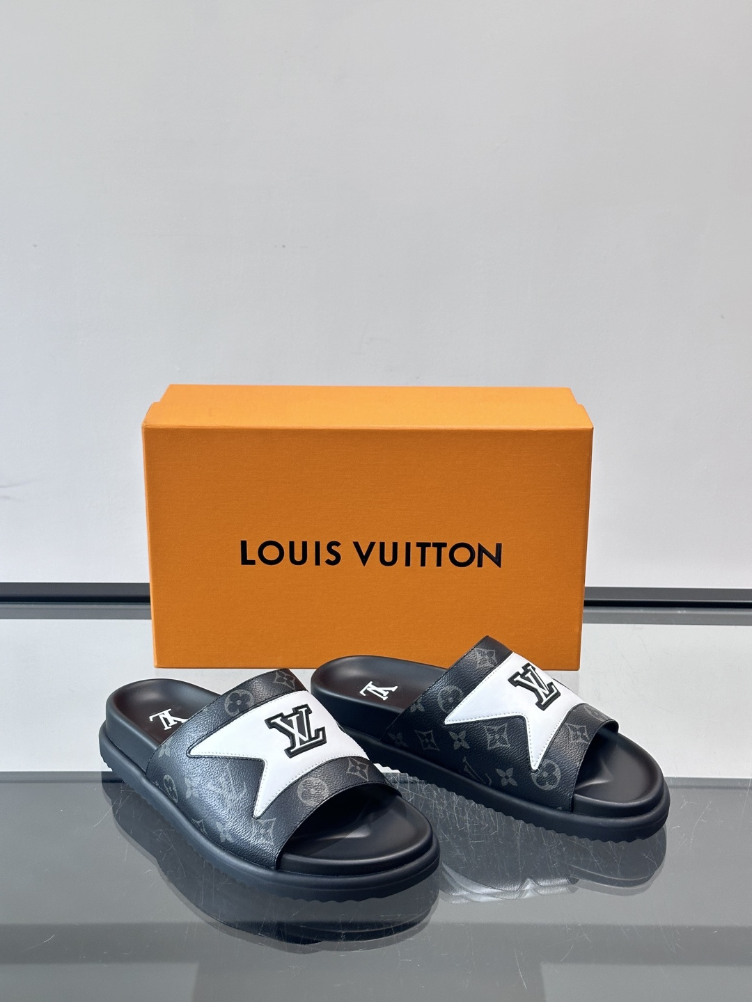 LV Isola凉拖鞋采用经典Monogram老花帆布➕牛皮拼接，搭配橡胶鞋底，简约又有辨识度。鞋面LV