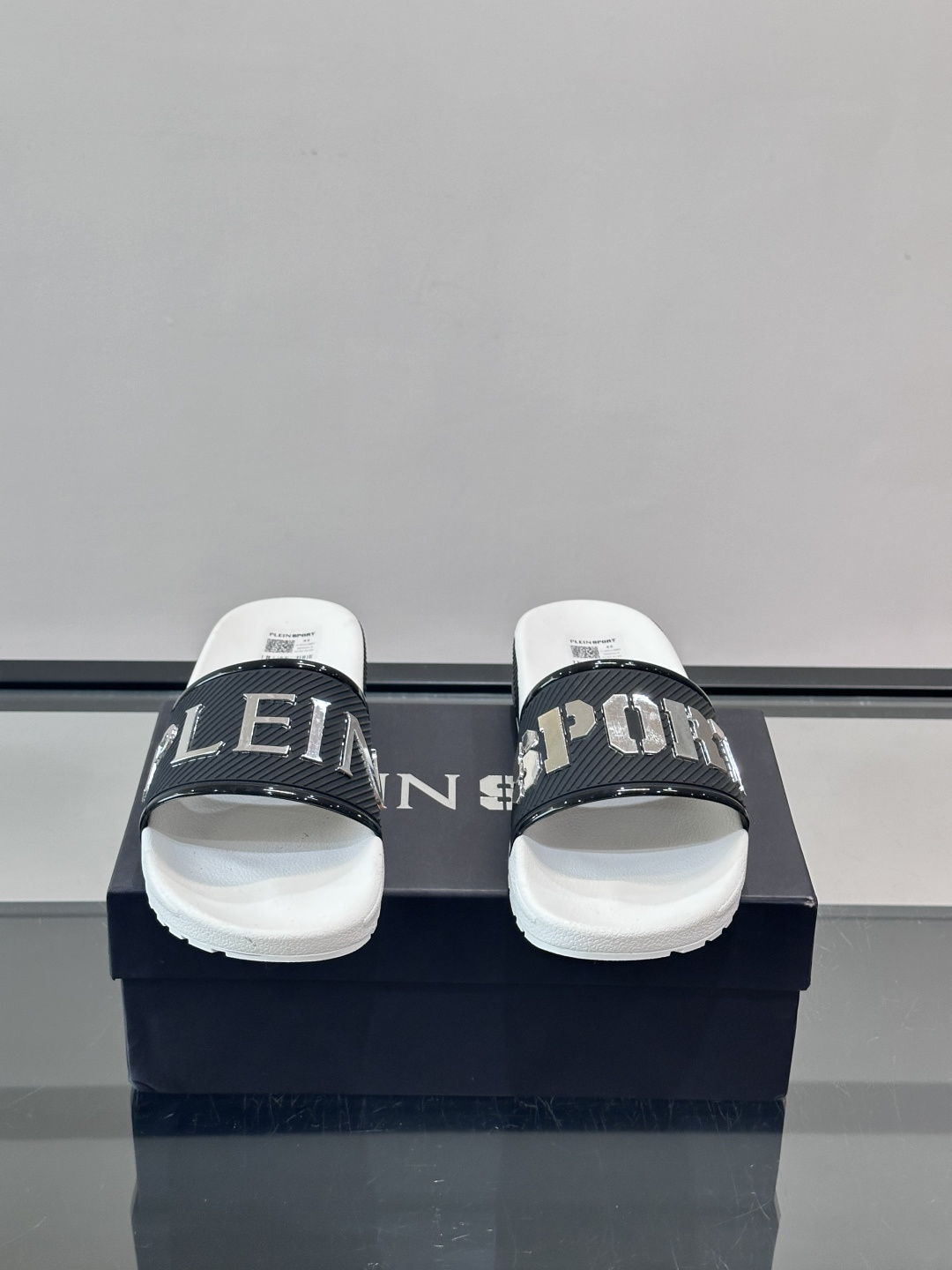 🖤PLEIN SPORT男士休闲拖鞋，简约时尚，鞋面采用进口优质面料➕金属材料品牌字母，辨识度超高✨。橡