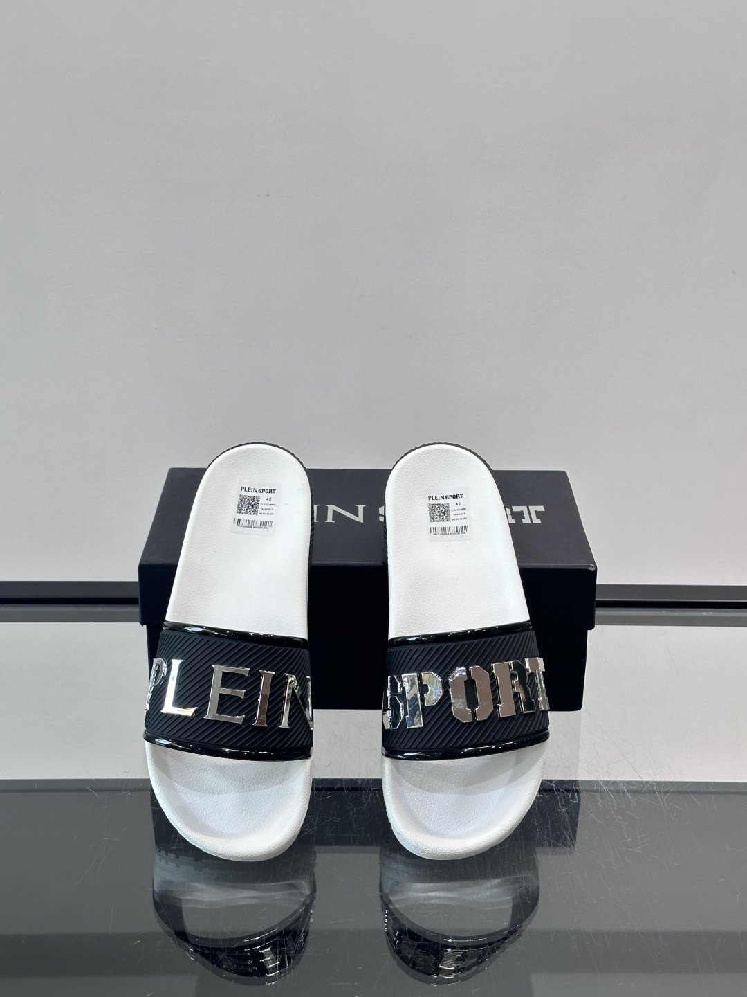 🖤PLEIN SPORT男士休闲拖鞋，简约时尚，鞋面采用进口优质面料➕金属材料品牌字母，辨识度超高✨。橡