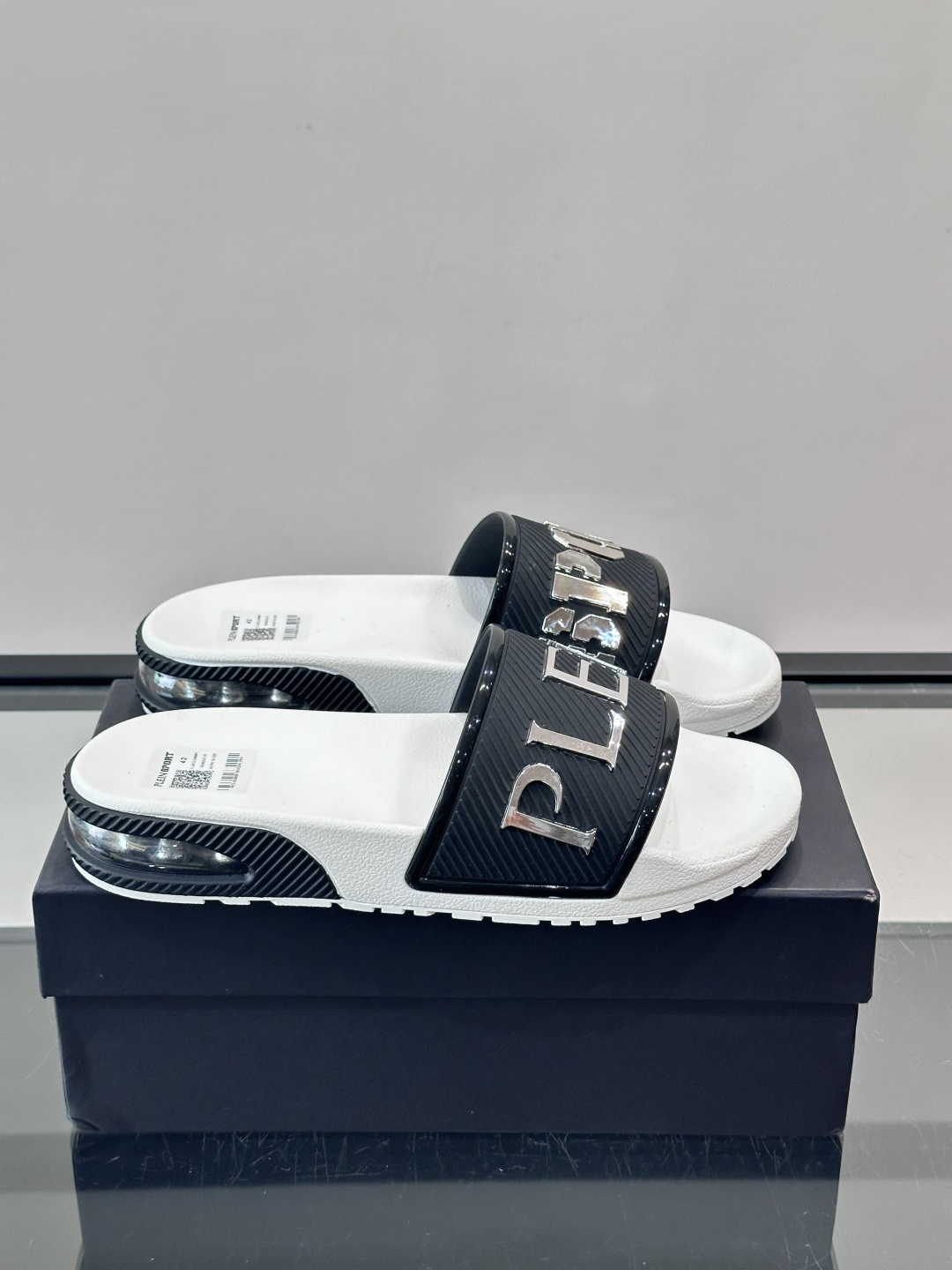 🖤PLEIN SPORT男士休闲拖鞋，简约时尚，鞋面采用进口优质面料➕金属材料品牌字母，辨识度超高✨。橡