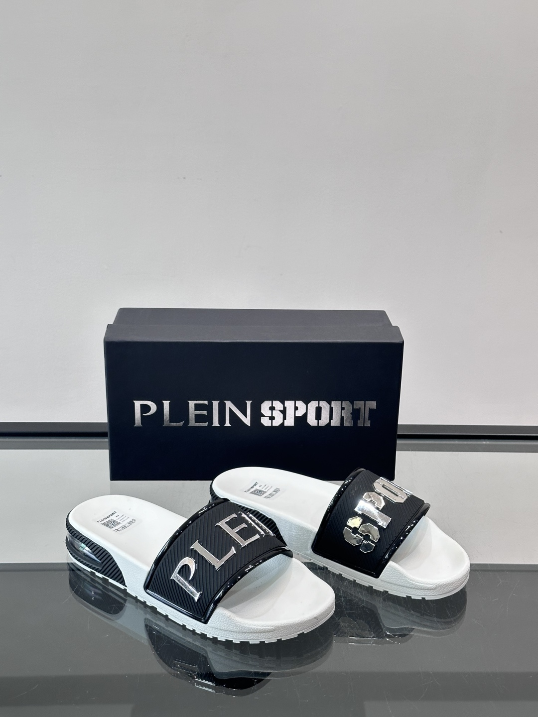 🖤PLEIN SPORT男士休闲拖鞋，简约时尚，鞋面采用进口优质面料➕金属材料品牌字母，辨识度超高✨。橡