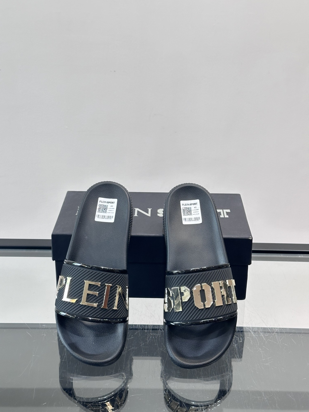 🖤PLEIN SPORT男士休闲拖鞋，简约时尚，鞋面采用进口优质面料➕金属材料品牌字母，辨识度超高✨。橡