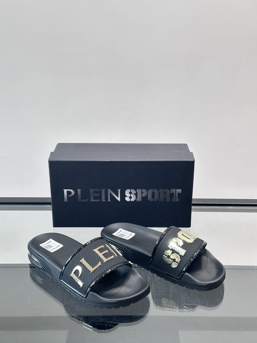 🖤PLEIN SPORT男士休闲拖鞋，简约时尚，鞋面采用进口优质面料➕金属材料品牌字母，辨识度超高✨。橡