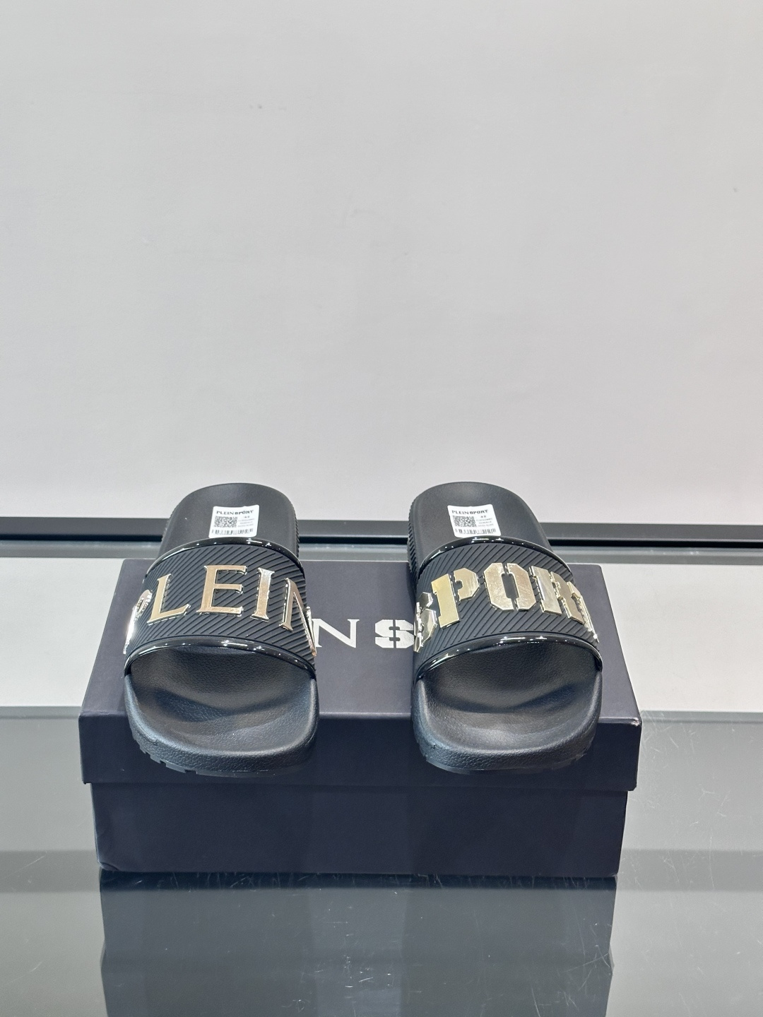 🖤PLEIN SPORT男士休闲拖鞋，简约时尚，鞋面采用进口优质面料➕金属材料品牌字母，辨识度超高✨。橡