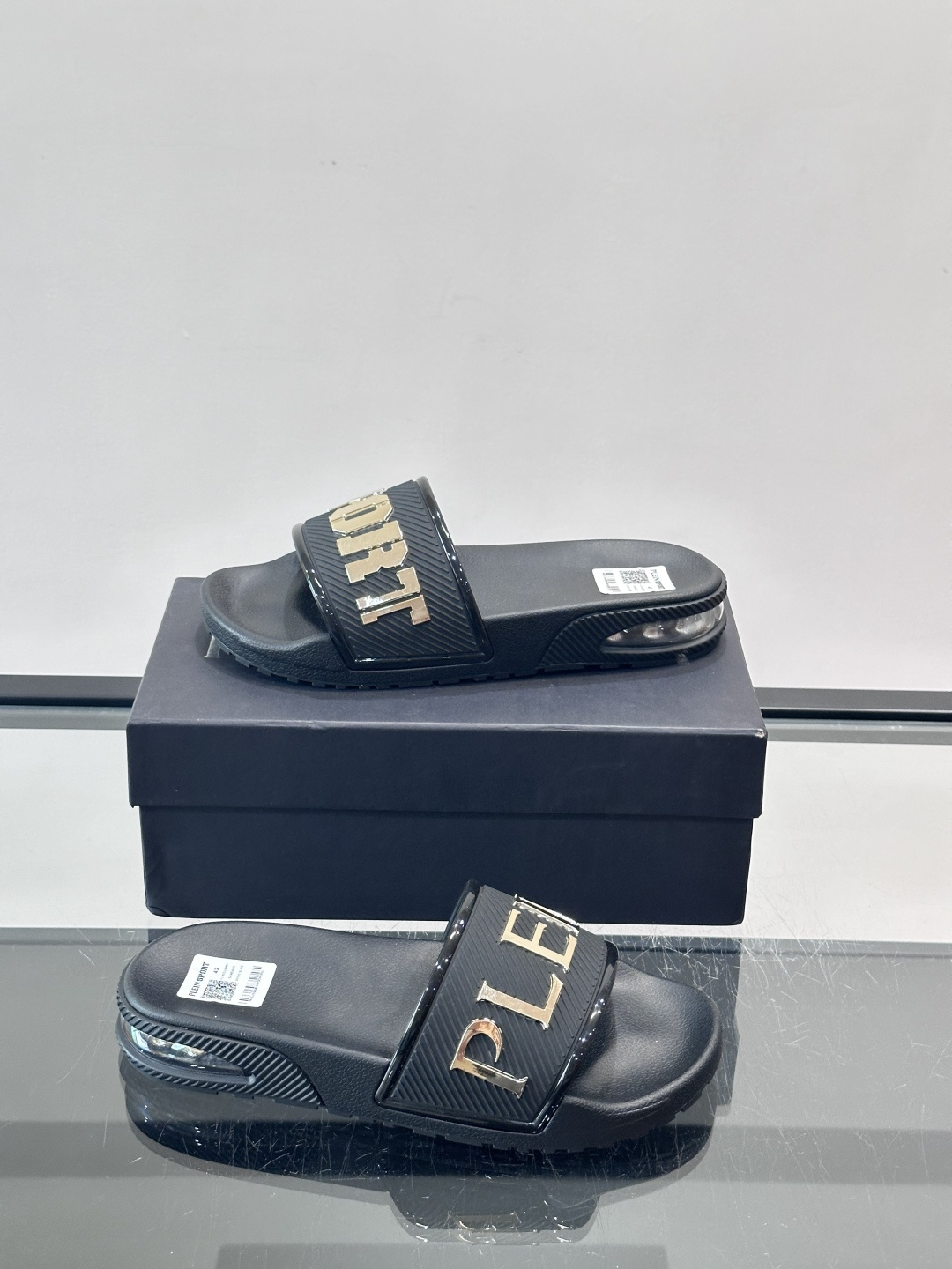 🖤PLEIN SPORT男士休闲拖鞋，简约时尚，鞋面采用进口优质面料➕金属材料品牌字母，辨识度超高✨。橡