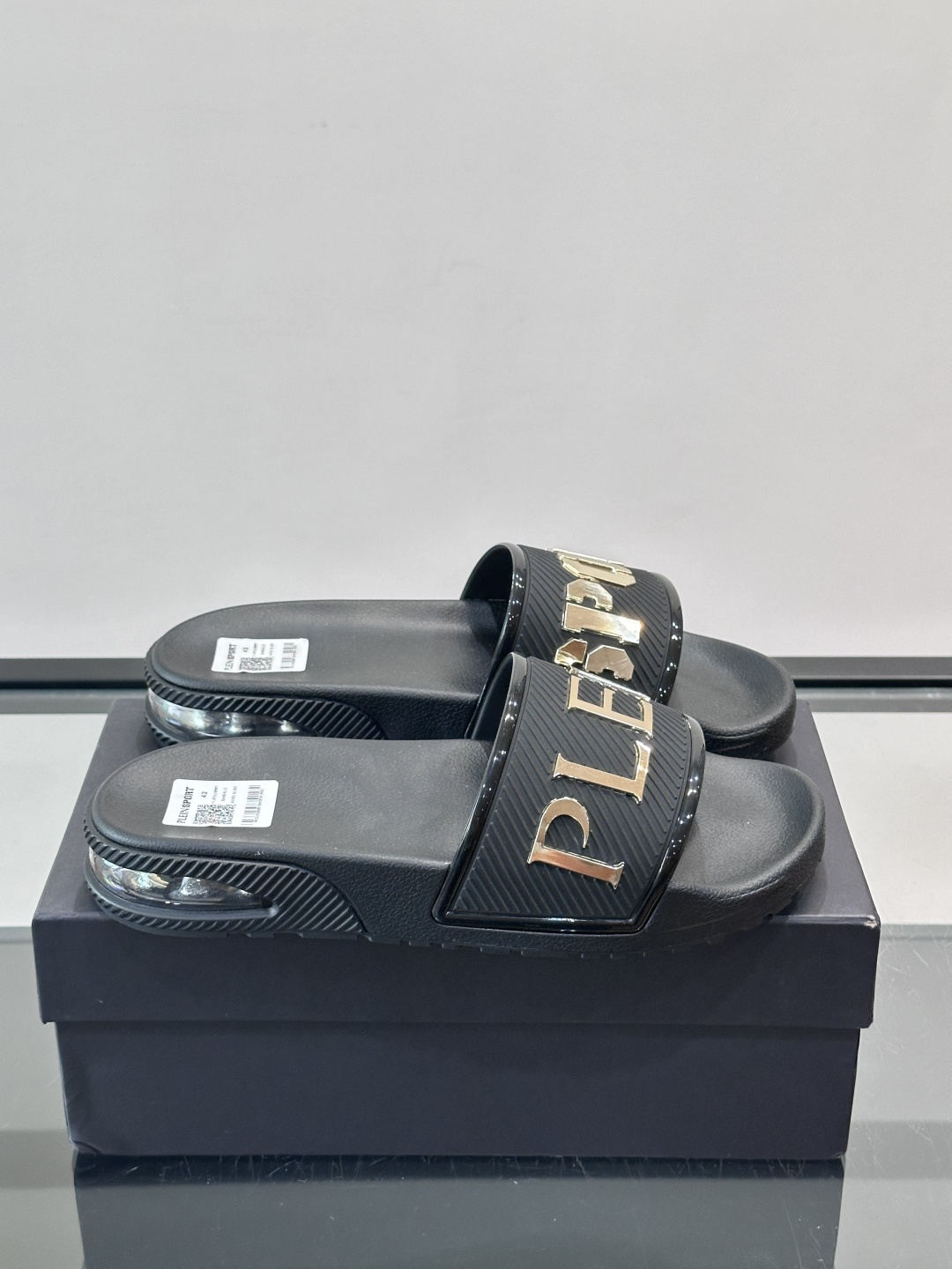 🖤PLEIN SPORT男士休闲拖鞋，简约时尚，鞋面采用进口优质面料➕金属材料品牌字母，辨识度超高✨。橡