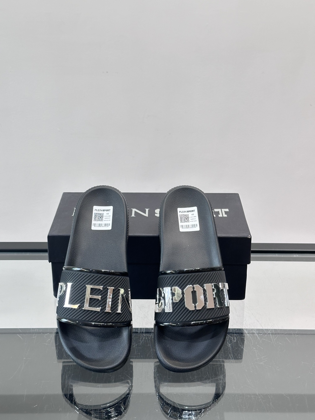 🖤PLEIN SPORT男士休闲拖鞋，简约时尚，鞋面采用进口优质面料➕金属材料品牌字母，辨识度超高✨。橡