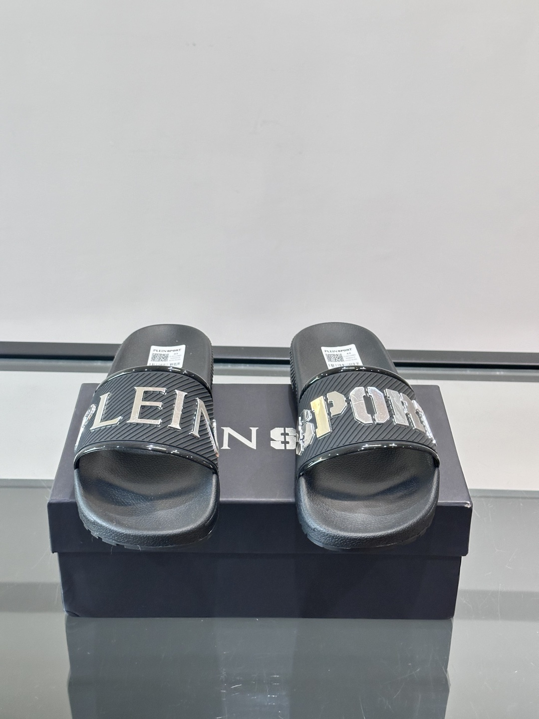 🖤PLEIN SPORT男士休闲拖鞋，简约时尚，鞋面采用进口优质面料➕金属材料品牌字母，辨识度超高✨。橡