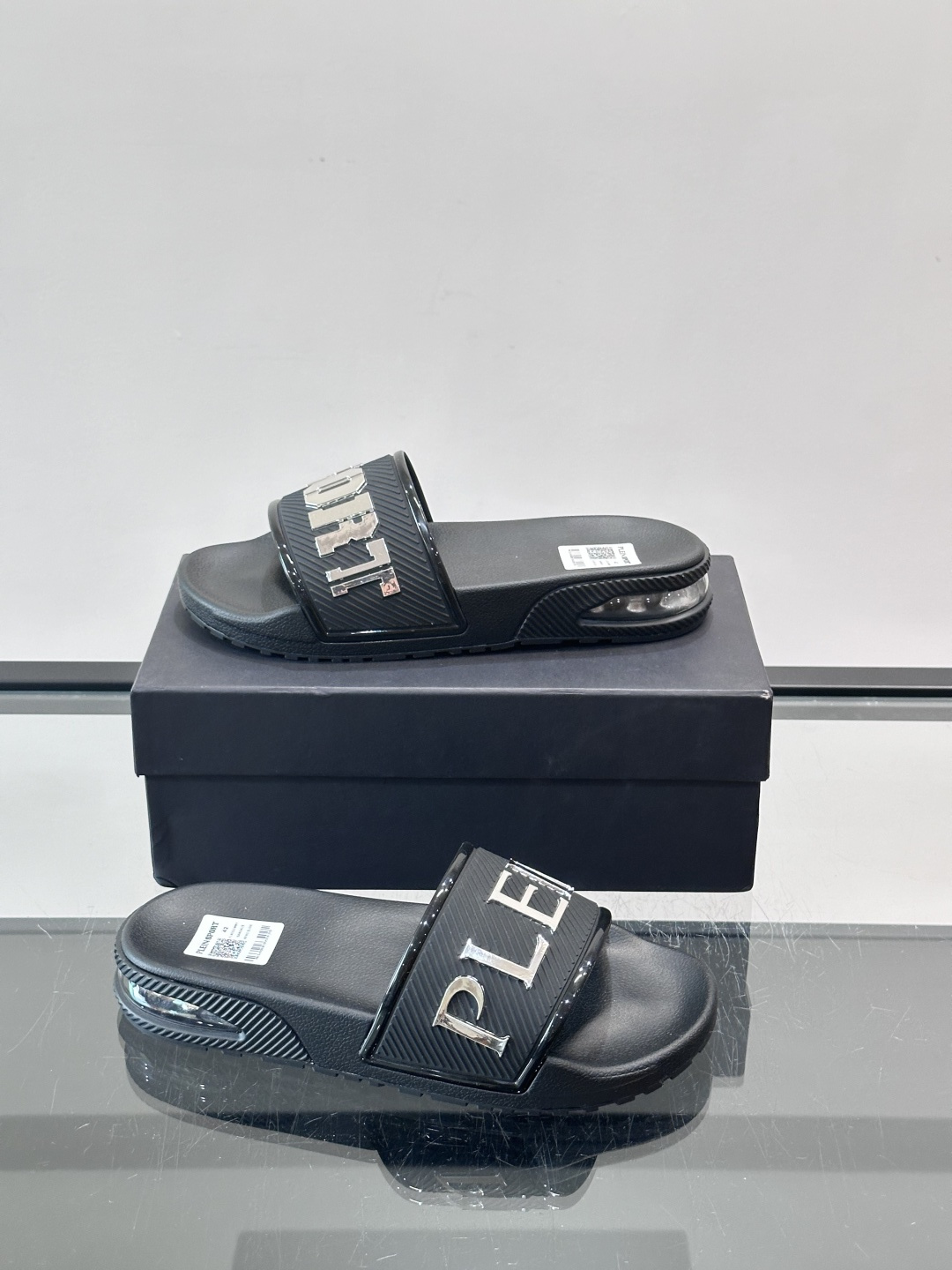 🖤PLEIN SPORT男士休闲拖鞋，简约时尚，鞋面采用进口优质面料➕金属材料品牌字母，辨识度超高✨。橡