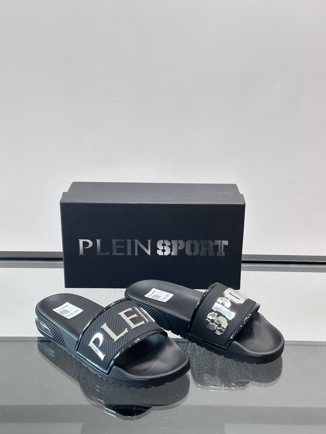 🖤PLEIN SPORT男士休闲拖鞋，简约时尚，鞋面采用进口优质面料➕金属材料品牌字母，辨识度超高✨。橡