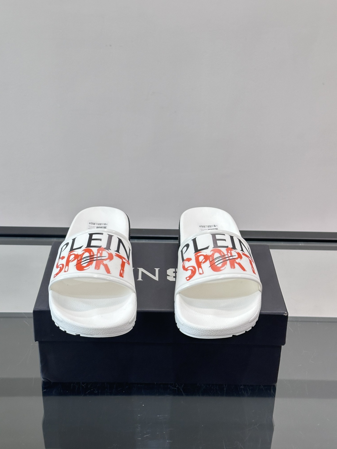PLEIN SPORT男士休闲拖鞋，简约设计+品牌标志，辨识度超高！鞋面采用轻质合成材料，舒适又耐用，鞋