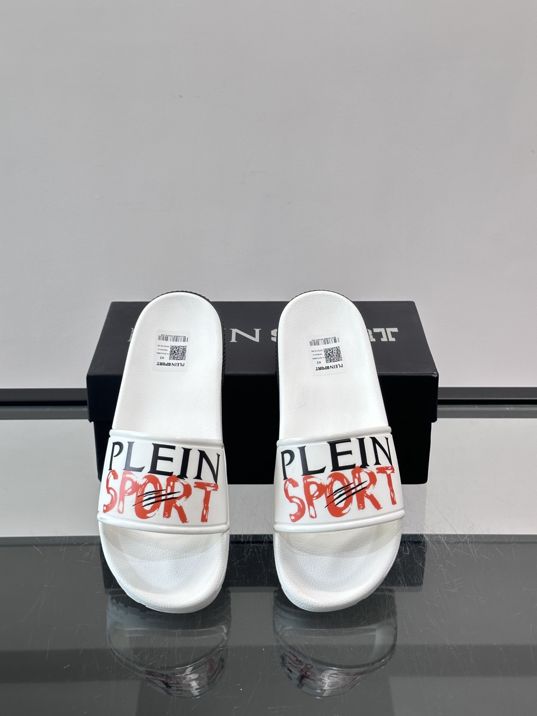 PLEIN SPORT男士休闲拖鞋，简约设计+品牌标志，辨识度超高！鞋面采用轻质合成材料，舒适又耐用，鞋