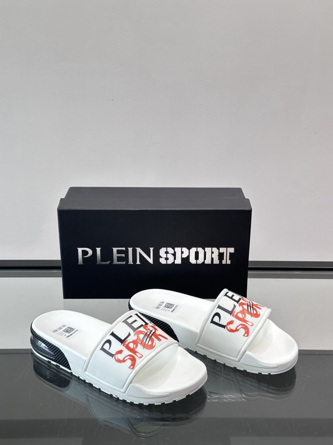 PLEIN SPORT男士休闲拖鞋，简约设计+品牌标志，辨识度超高！鞋面采用轻质合成材料，舒适又耐用，鞋
