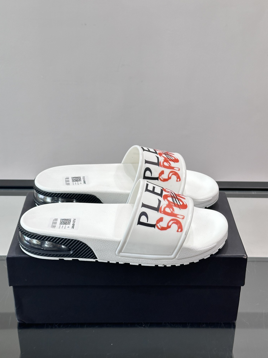 PLEIN SPORT男士休闲拖鞋，简约设计+品牌标志，辨识度超高！鞋面采用轻质合成材料，舒适又耐用，鞋