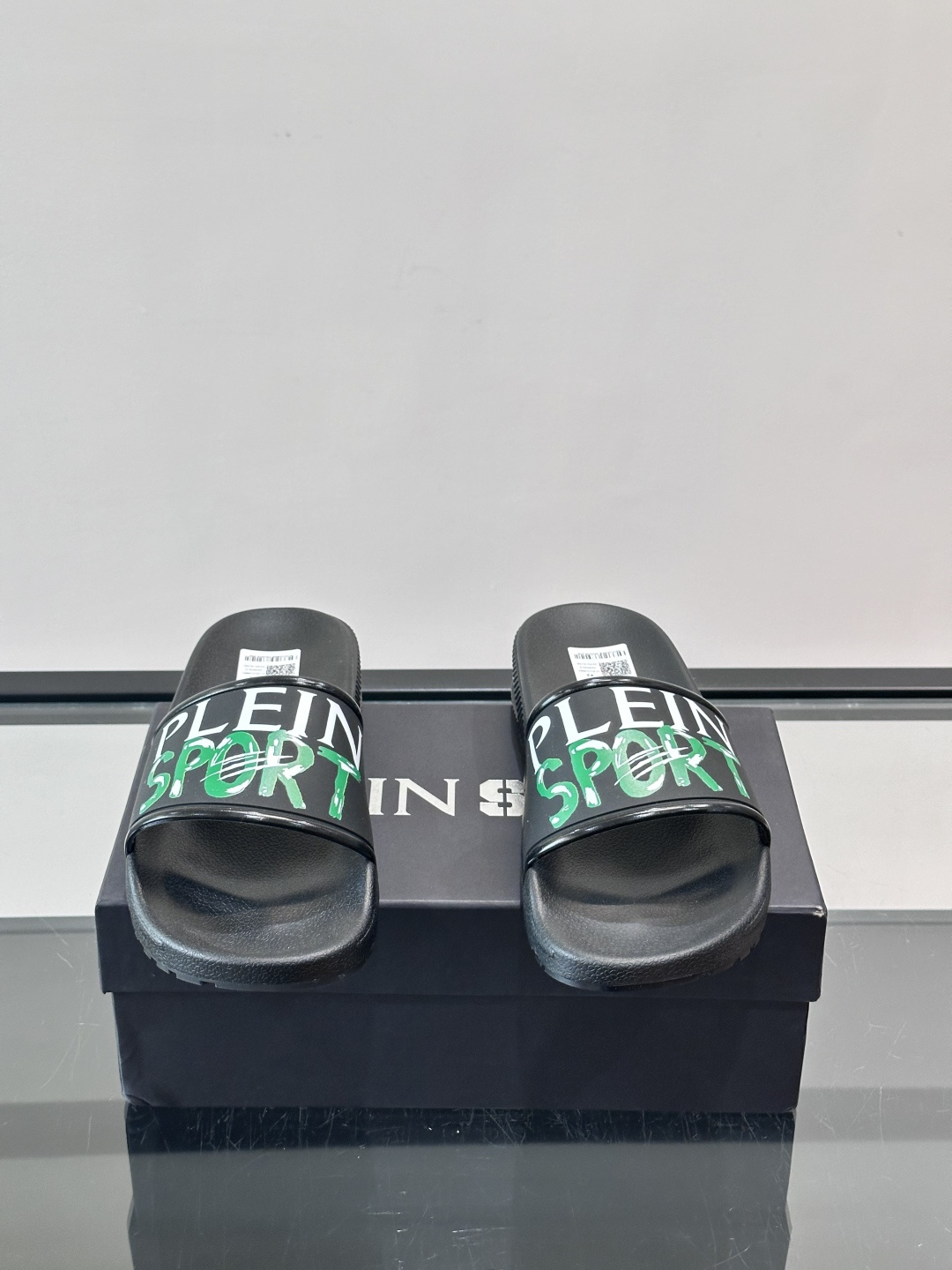 PLEIN SPORT男士休闲拖鞋，简约设计+品牌标志，辨识度超高！鞋面采用轻质合成材料，舒适又耐用，鞋