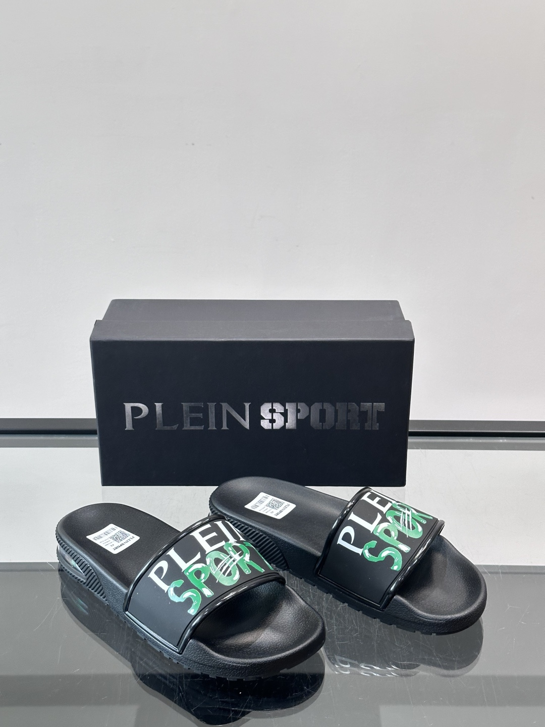 PLEIN SPORT男士休闲拖鞋，简约设计+品牌标志，辨识度超高！鞋面采用轻质合成材料，舒适又耐用，鞋