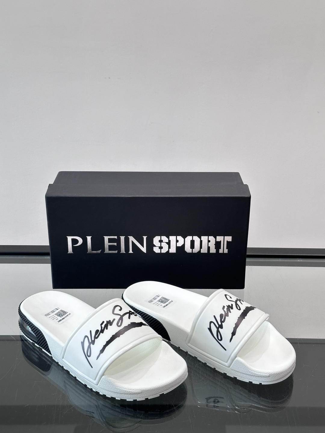 PLEIN SPORT男士休闲拖鞋，简约设计+品牌标志，辨识度超高！鞋面采用轻质合成材料，舒适又耐用，鞋