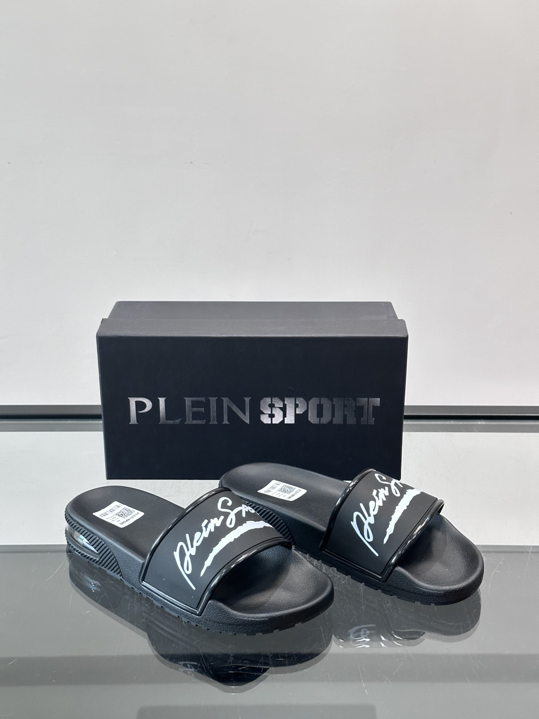 PLEIN SPORT男士休闲拖鞋，简约设计+品牌标志，辨识度超高！鞋面采用轻质合成材料，舒适又耐用，鞋