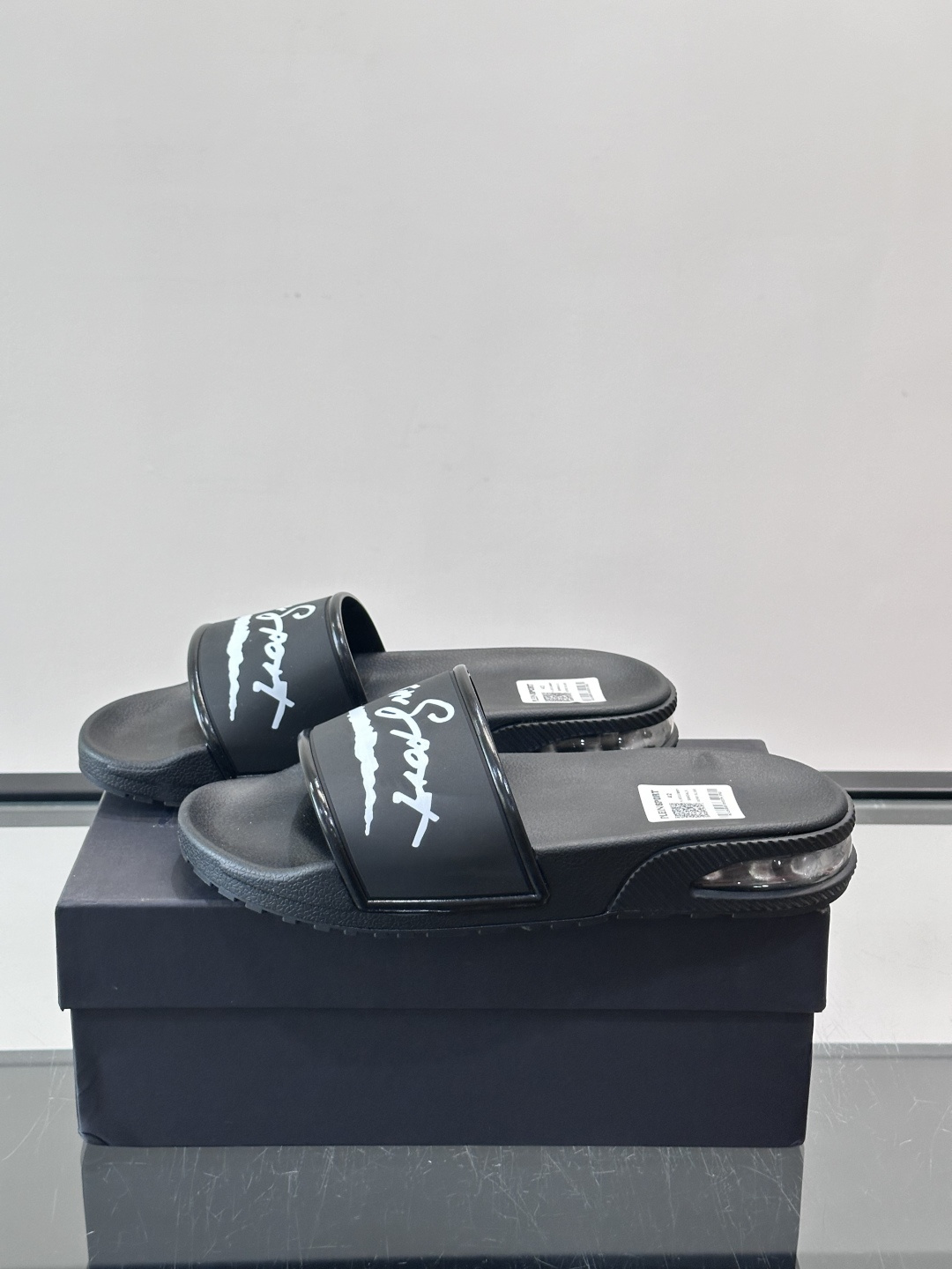 PLEIN SPORT男士休闲拖鞋，简约设计+品牌标志，辨识度超高！鞋面采用轻质合成材料，舒适又耐用，鞋