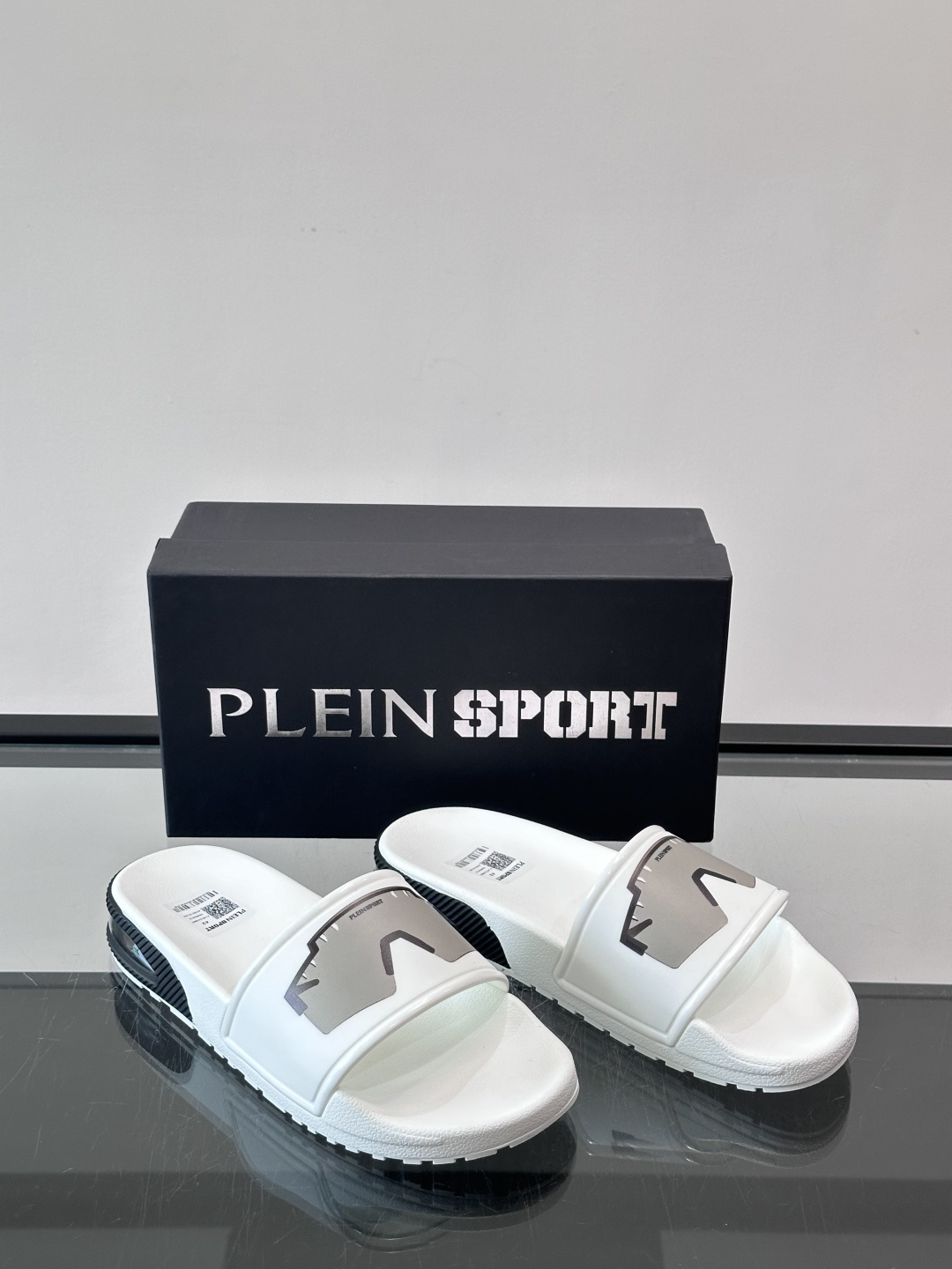 PLEIN SPORT男士休闲拖鞋，简约设计+品牌标志，辨识度超高！鞋面采用轻质合成材料，舒适又耐用，鞋