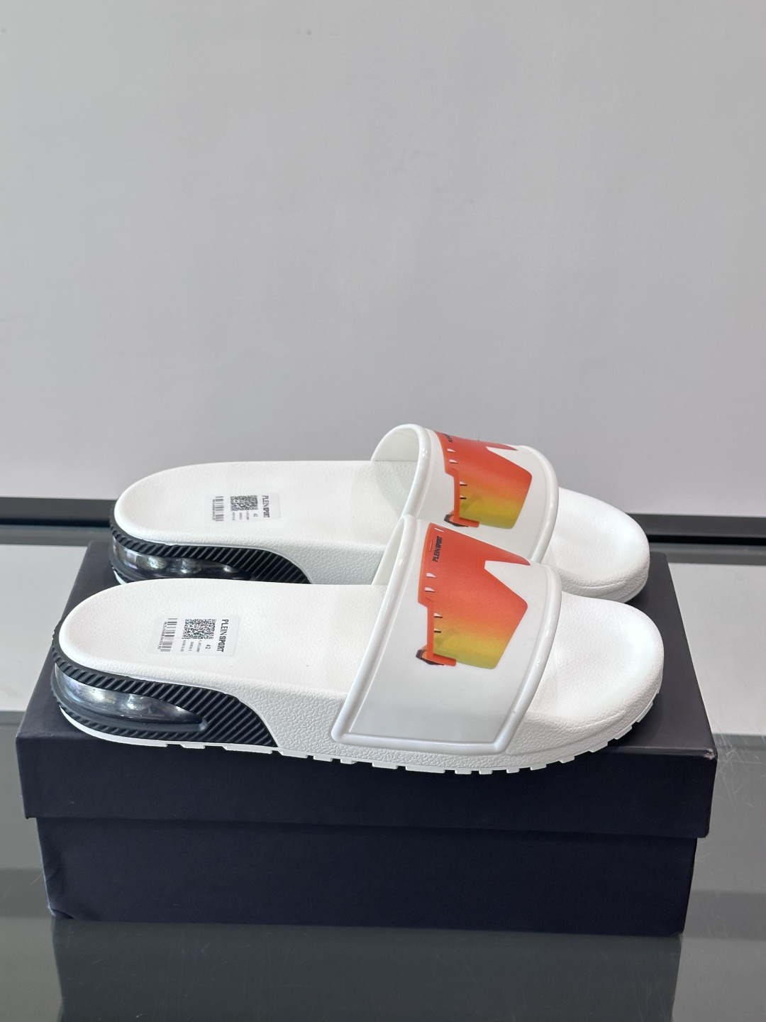 PLEIN SPORT男士休闲拖鞋，简约设计+品牌标志，辨识度超高！鞋面采用轻质合成材料，舒适又耐用，鞋