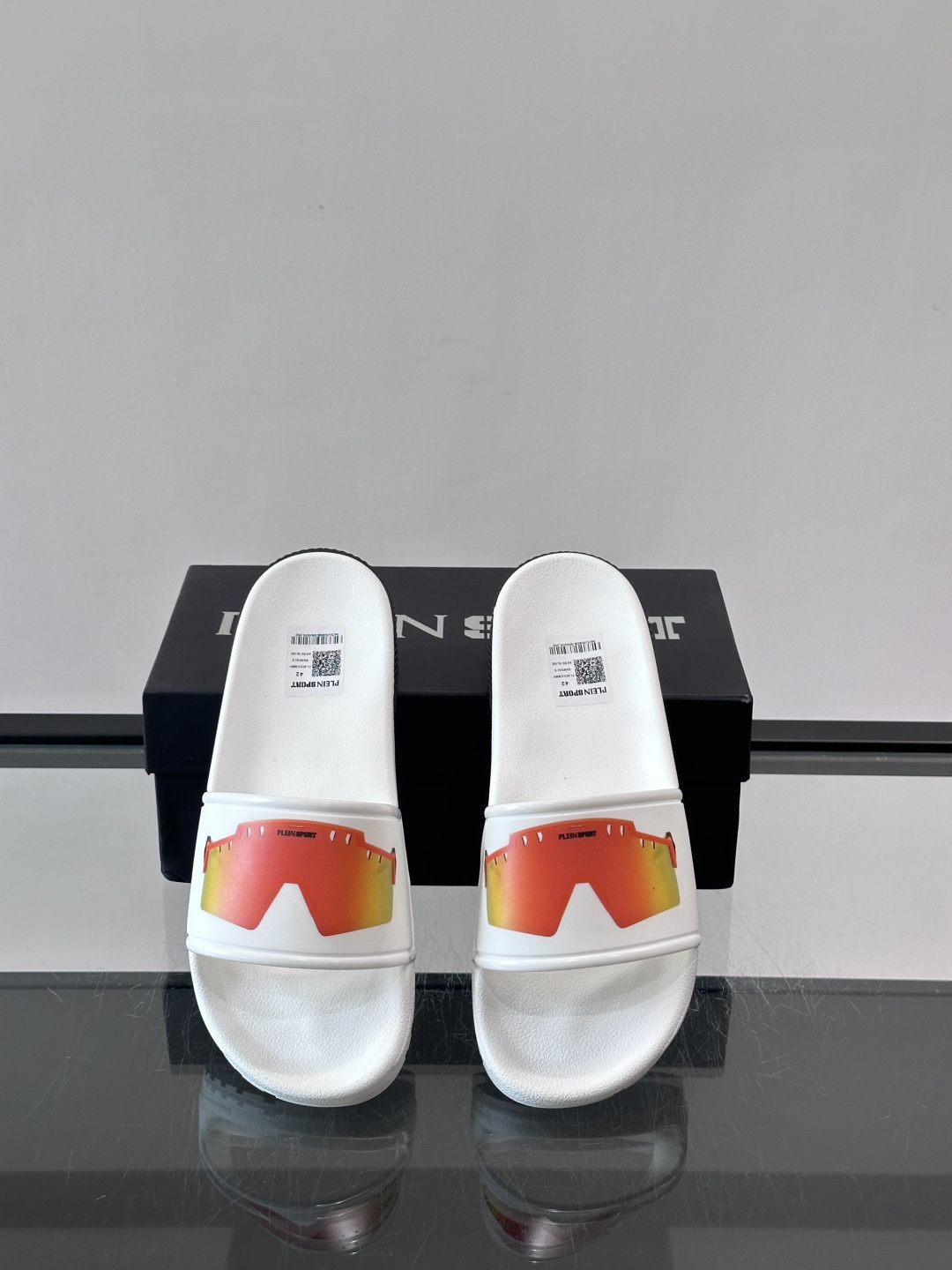 PLEIN SPORT男士休闲拖鞋，简约设计+品牌标志，辨识度超高！鞋面采用轻质合成材料，舒适又耐用，鞋