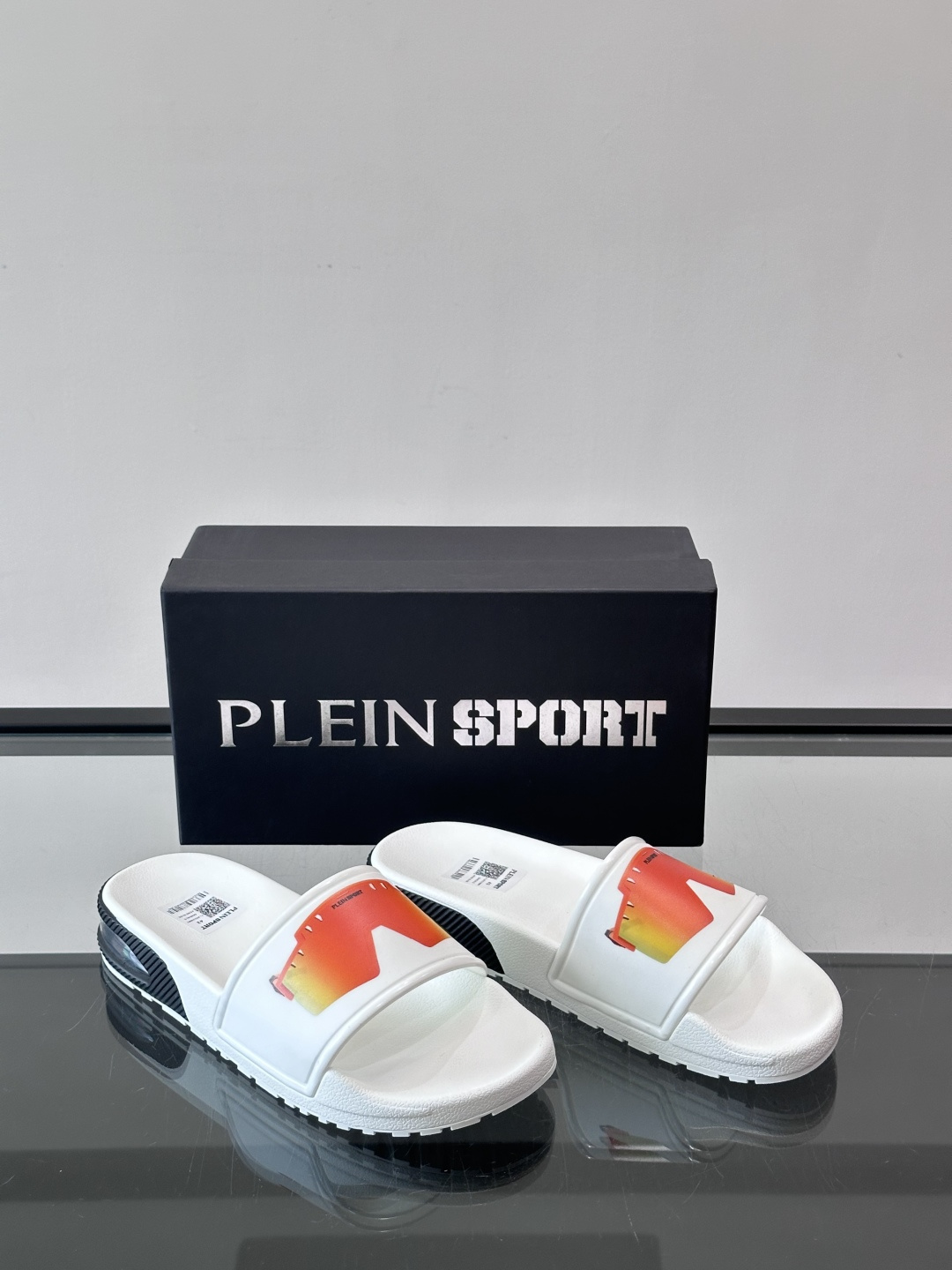 PLEIN SPORT男士休闲拖鞋，简约设计+品牌标志，辨识度超高！鞋面采用轻质合成材料，舒适又耐用，鞋