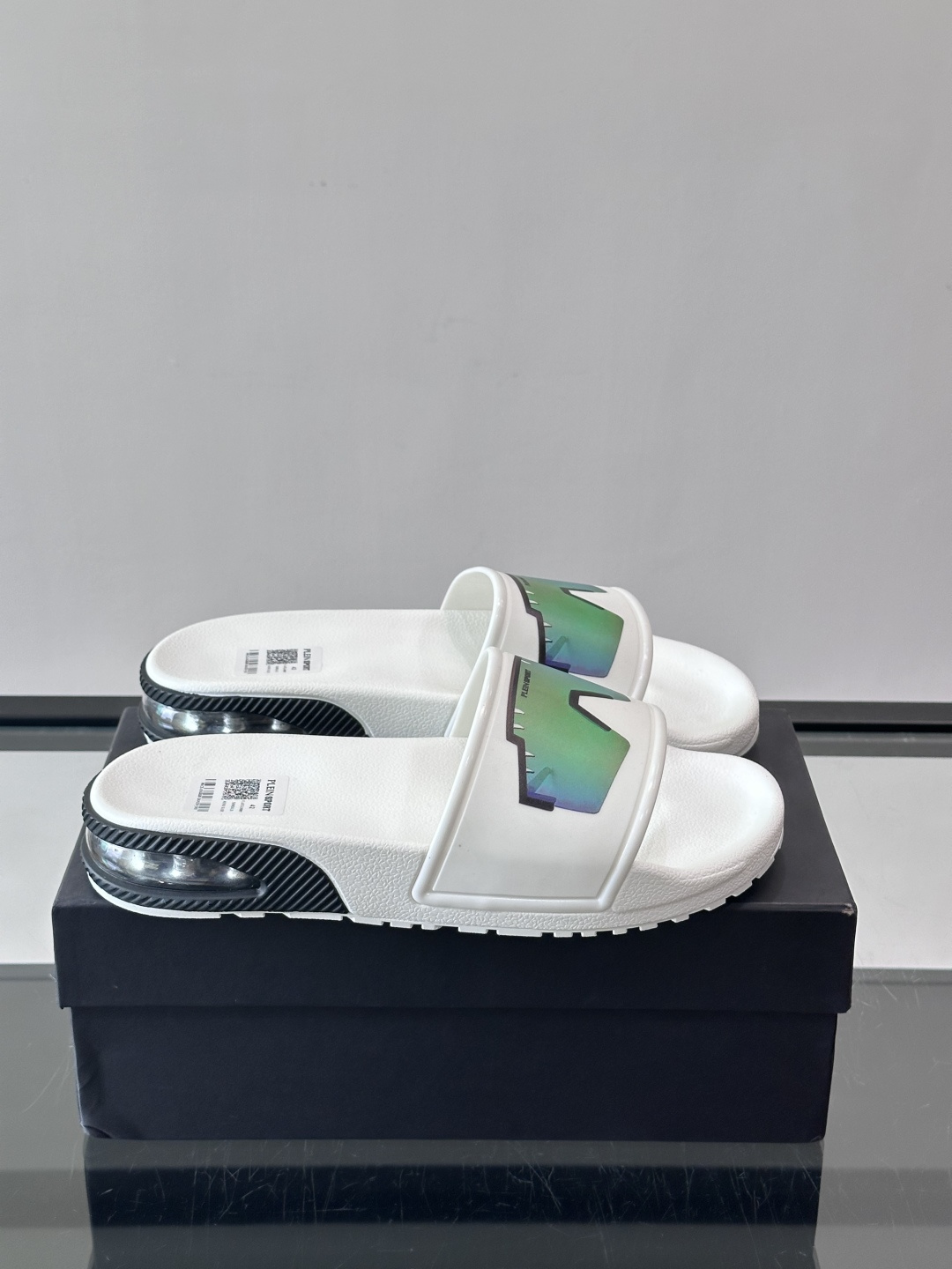 PLEIN SPORT男士休闲拖鞋，简约设计+品牌标志，辨识度超高！鞋面采用轻质合成材料，舒适又耐用，鞋