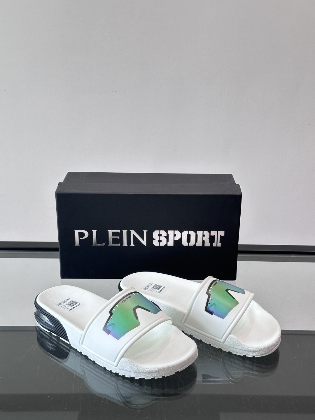 PLEIN SPORT男士休闲拖鞋，简约设计+品牌标志，辨识度超高！鞋面采用轻质合成材料，舒适又耐用，鞋