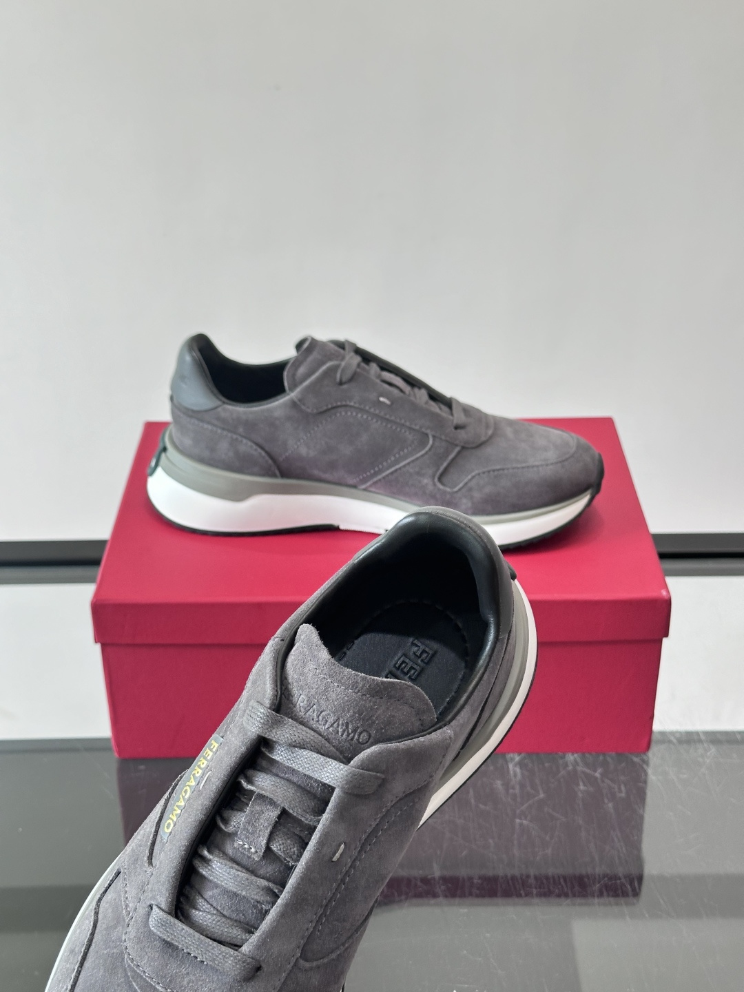 Ferragamo男士休闲😎运动鞋，麂皮鞋面柔软有质感，搭配灰色皮革细节，简约又高级✨。白色橡胶鞋底+灰