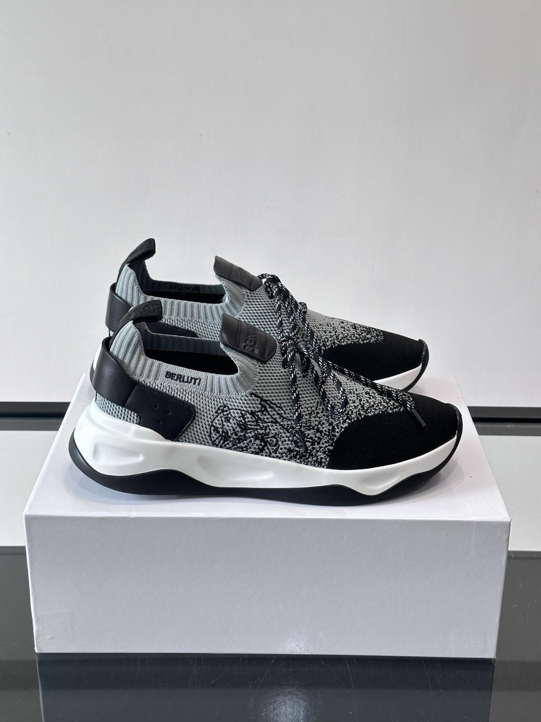 👟ERLUTI 1895运动鞋采用拼色针织鞋面，透气又舒适，适合日常或轻运动穿搭。白色EVA中底轻便缓震