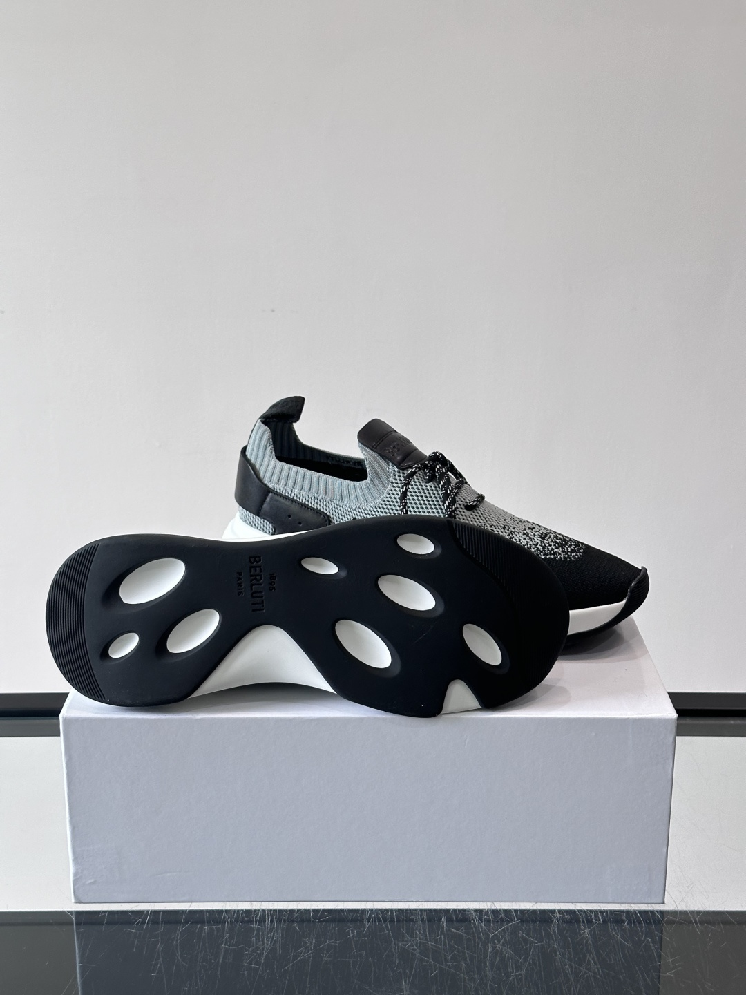 👟ERLUTI 1895运动鞋采用拼色针织鞋面，透气又舒适，适合日常或轻运动穿搭。白色EVA中底轻便缓震