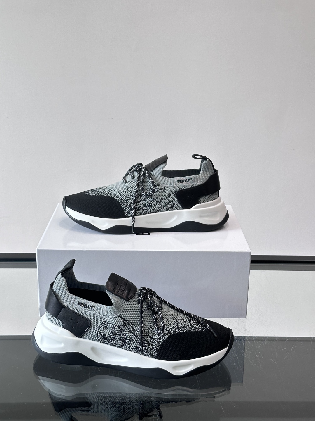👟ERLUTI 1895运动鞋采用拼色针织鞋面，透气又舒适，适合日常或轻运动穿搭。白色EVA中底轻便缓震