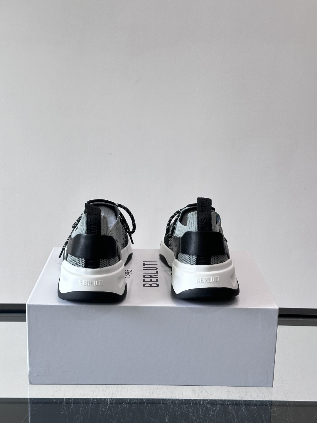 👟ERLUTI 1895运动鞋采用拼色针织鞋面，透气又舒适，适合日常或轻运动穿搭。白色EVA中底轻便缓震