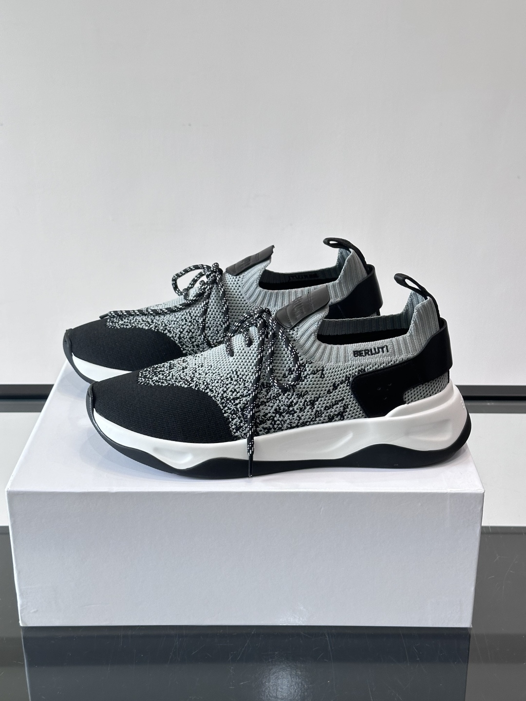 👟ERLUTI 1895运动鞋采用拼色针织鞋面，透气又舒适，适合日常或轻运动穿搭。白色EVA中底轻便缓震