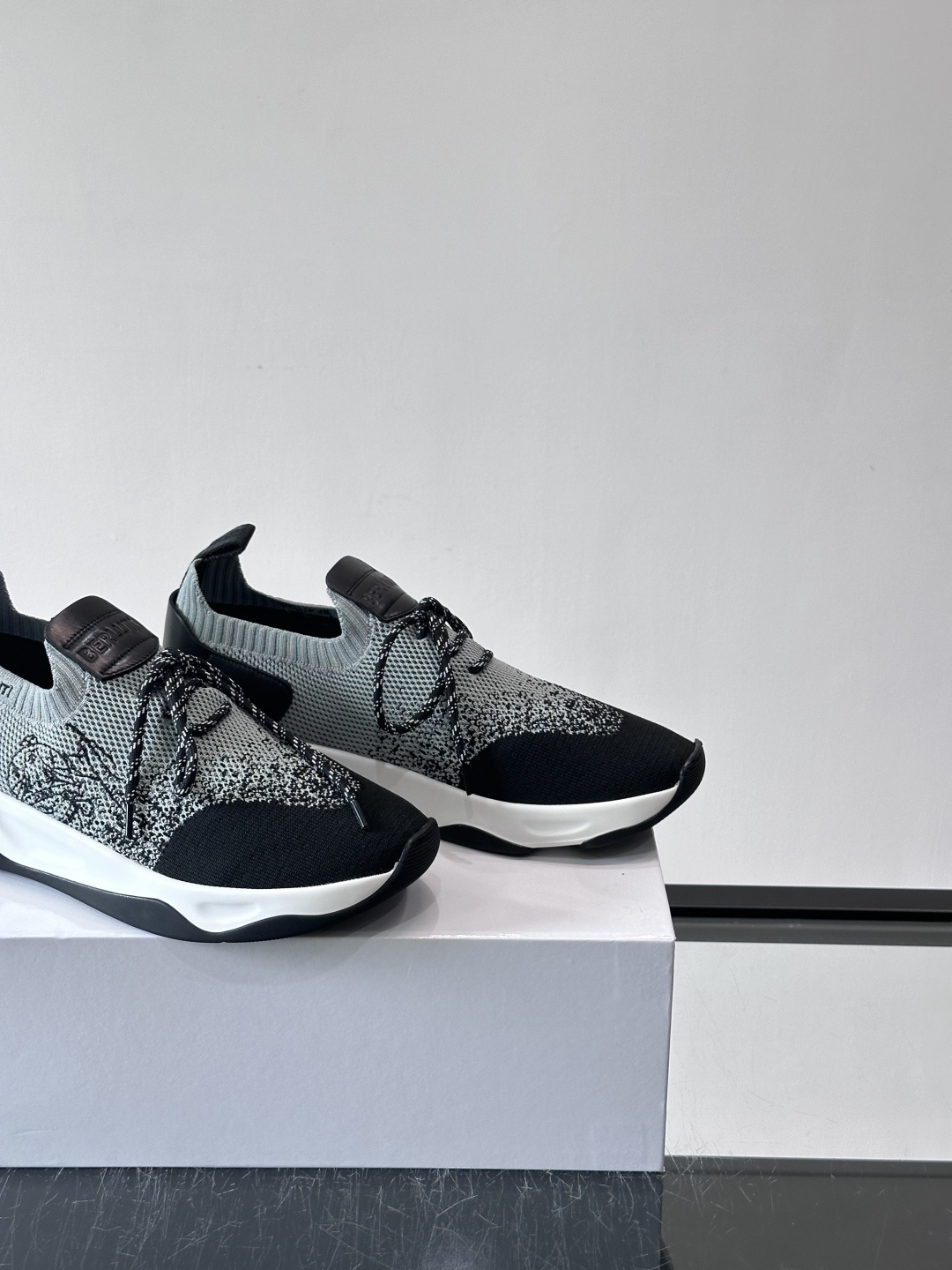 👟ERLUTI 1895运动鞋采用拼色针织鞋面，透气又舒适，适合日常或轻运动穿搭。白色EVA中底轻便缓震