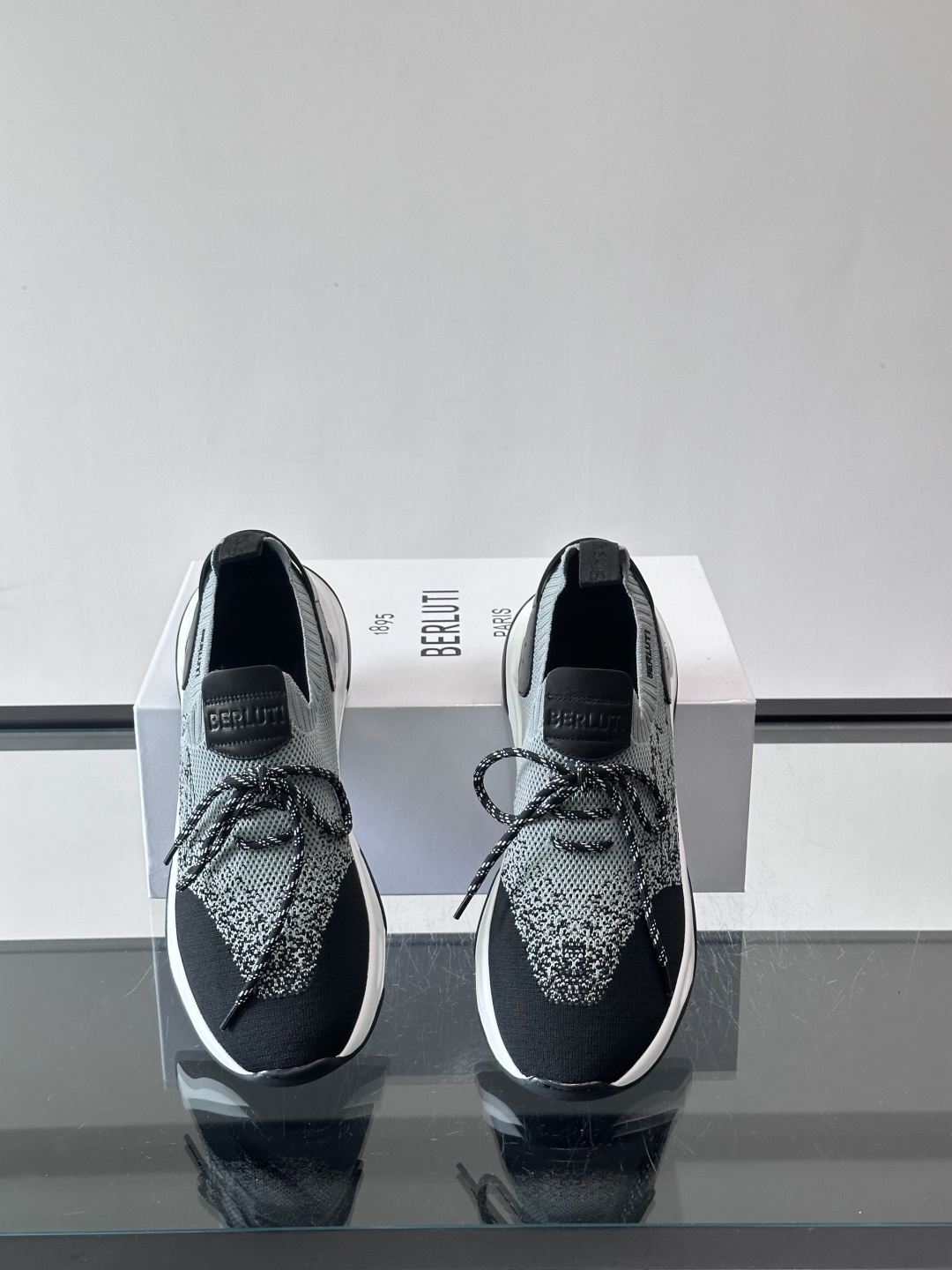 👟ERLUTI 1895运动鞋采用拼色针织鞋面，透气又舒适，适合日常或轻运动穿搭。白色EVA中底轻便缓震
