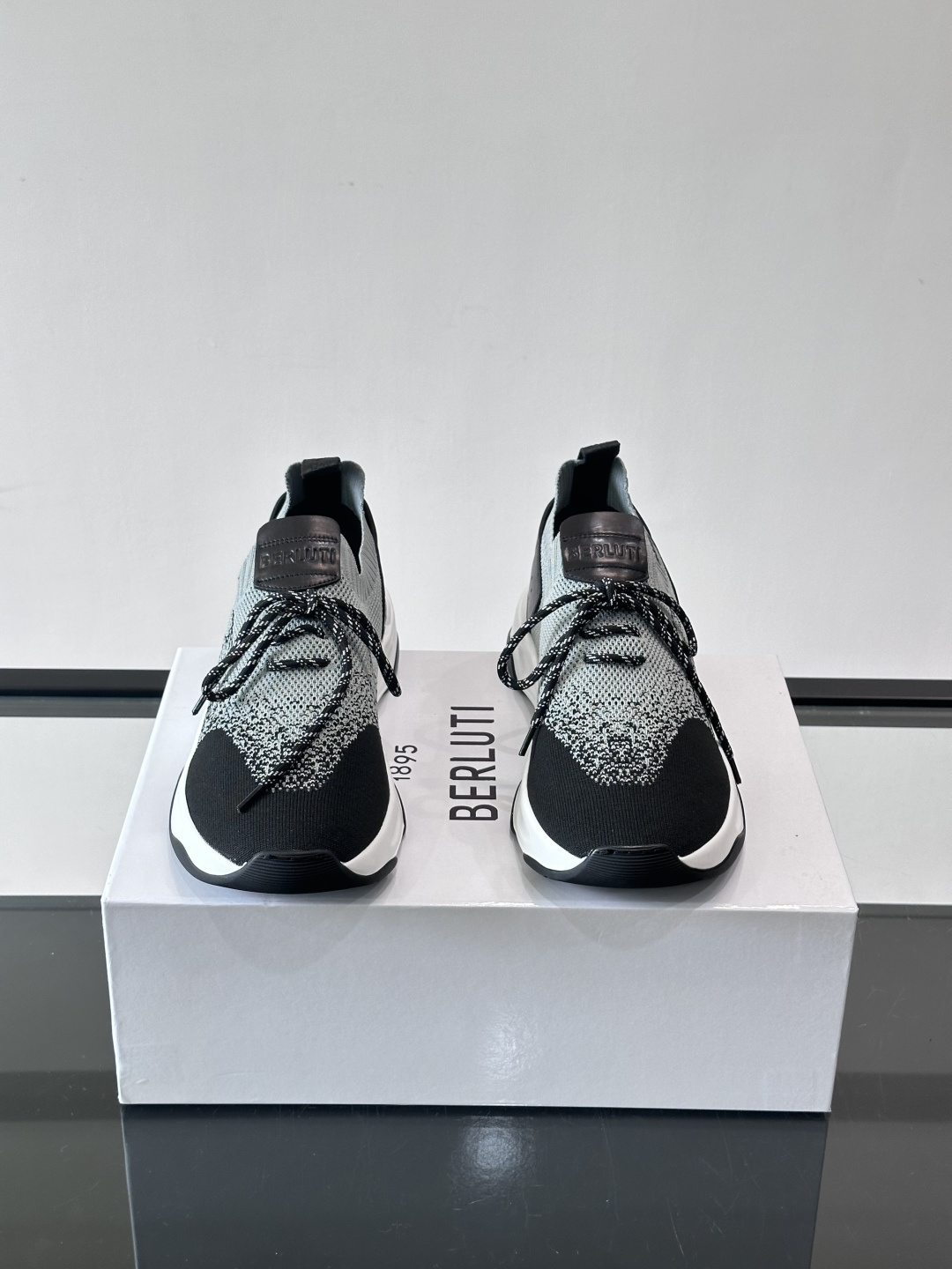 👟ERLUTI 1895运动鞋采用拼色针织鞋面，透气又舒适，适合日常或轻运动穿搭。白色EVA中底轻便缓震