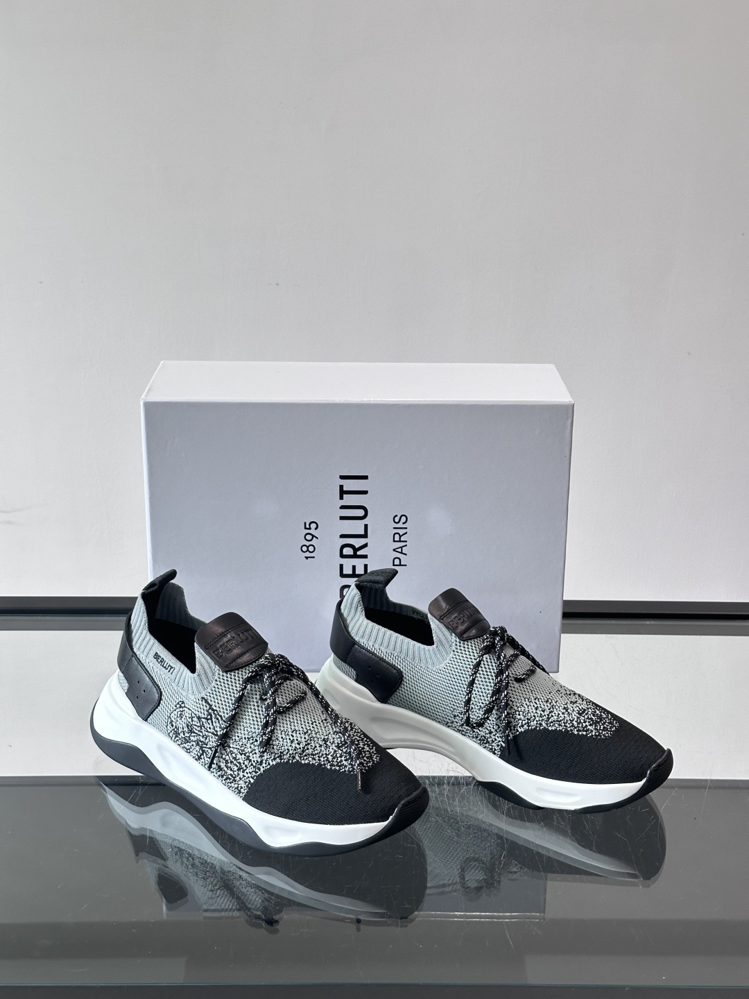 👟ERLUTI 1895运动鞋采用拼色针织鞋面，透气又舒适，适合日常或轻运动穿搭。白色EVA中底轻便缓震