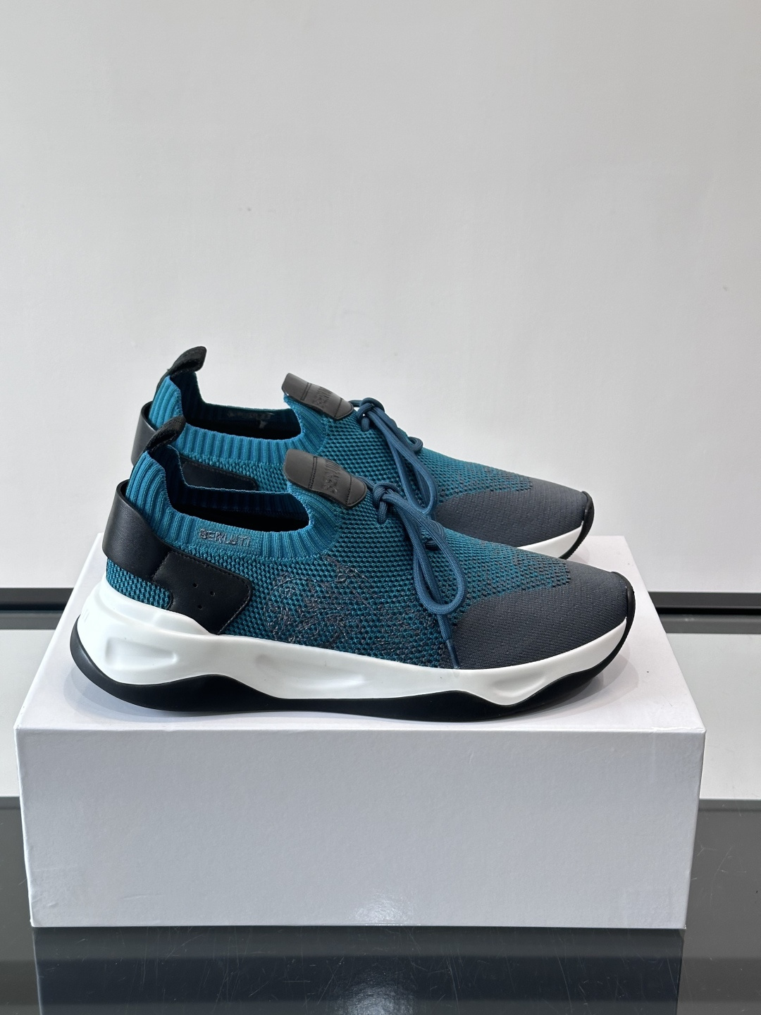 👟ERLUTI 1895运动鞋采用拼色针织鞋面，透气又舒适，适合日常或轻运动穿搭。白色EVA中底轻便缓震