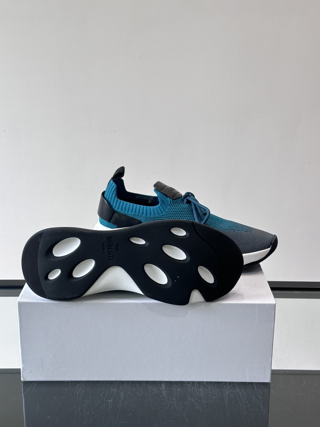 👟ERLUTI 1895运动鞋采用拼色针织鞋面，透气又舒适，适合日常或轻运动穿搭。白色EVA中底轻便缓震