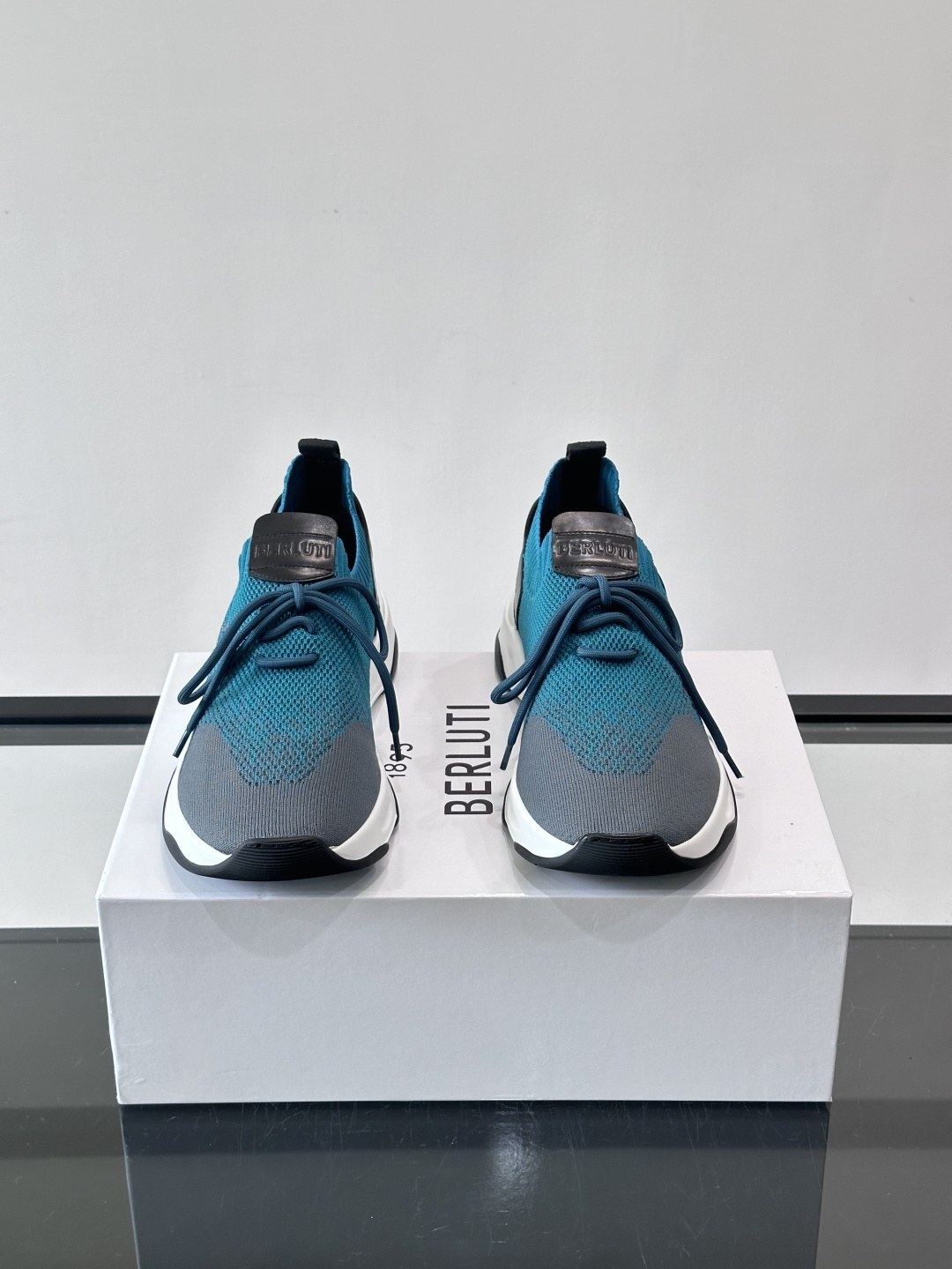 👟ERLUTI 1895运动鞋采用拼色针织鞋面，透气又舒适，适合日常或轻运动穿搭。白色EVA中底轻便缓震