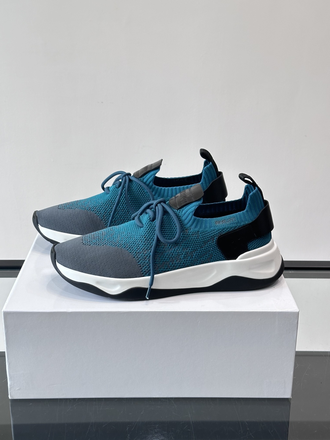 👟ERLUTI 1895运动鞋采用拼色针织鞋面，透气又舒适，适合日常或轻运动穿搭。白色EVA中底轻便缓震